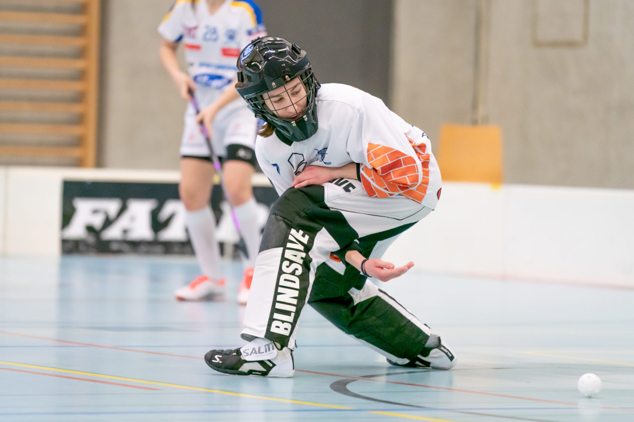 Oberseen (Winterthur), 10.02.2019, Unihockey Damen U21 A 18. Runde, Red Ants Rychenberg Winterthur - Kloten-Dietlikon Jets, Alina Räuftlin (Nr. 77, Kloten-Dietlikon Jets) spielt den Ball ihrer Kollegin zu

(Claudio Schwarz, unihockey-fotos.ch)

Copyright: Claudio Schwarz, unihockey-fotos.ch – Dieses Bild wurde durch swiss unihockey lizenziert und darf ausschliesslich auf den Online-Kanälen von swiss unihockey verwendet werden. Die redaktionelle oder kommerzielle Nutzung durch Dritte (Medien, Vereine, Unternehmen oder Privatpersonen) per Download von diesem flickr-Account ist ausgeschlossen. Das Bild kann bei Interesse via unihockey-fotos.ch kostenpflichtig lizenziert werden. unihockey-fotos.ch behält sich vor, fehlbaren Medien, Vereinen, Unternehmen oder Privatpersonen Bilder mit einem Zuschlag in Rechnung zu stellen.