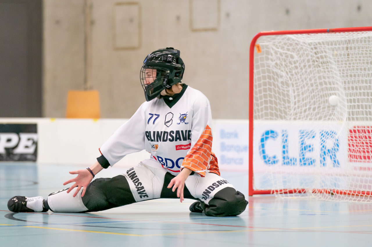 Oberseen (Winterthur), 10.02.2019, Unihockey Damen U21 A 18. Runde, Red Ants Rychenberg Winterthur - Kloten-Dietlikon Jets, Alina Räuftlin (Nr. 77, Kloten-Dietlikon Jets) kann das 1:0 nicht parieren

(Claudio Schwarz, unihockey-fotos.ch)

Copyright: Claudio Schwarz, unihockey-fotos.ch – Dieses Bild wurde durch swiss unihockey lizenziert und darf ausschliesslich auf den Online-Kanälen von swiss unihockey verwendet werden. Die redaktionelle oder kommerzielle Nutzung durch Dritte (Medien, Vereine, Unternehmen oder Privatpersonen) per Download von diesem flickr-Account ist ausgeschlossen. Das Bild kann bei Interesse via unihockey-fotos.ch kostenpflichtig lizenziert werden. unihockey-fotos.ch behält sich vor, fehlbaren Medien, Vereinen, Unternehmen oder Privatpersonen Bilder mit einem Zuschlag in Rechnung zu stellen.