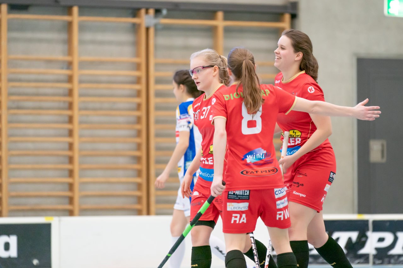 Oberseen (Winterthur), 10.02.2019, Unihockey Damen U21 A 18. Runde, Red Ants Rychenberg Winterthur - Kloten-Dietlikon Jets, Blanka Dora Benyo (Nr. 9, Red Ants Rychenberg Winterthur) freut sich über das 1:0 

(Claudio Schwarz, unihockey-fotos.ch)

Copyright: Claudio Schwarz, unihockey-fotos.ch – Dieses Bild wurde durch swiss unihockey lizenziert und darf ausschliesslich auf den Online-Kanälen von swiss unihockey verwendet werden. Die redaktionelle oder kommerzielle Nutzung durch Dritte (Medien, Vereine, Unternehmen oder Privatpersonen) per Download von diesem flickr-Account ist ausgeschlossen. Das Bild kann bei Interesse via unihockey-fotos.ch kostenpflichtig lizenziert werden. unihockey-fotos.ch behält sich vor, fehlbaren Medien, Vereinen, Unternehmen oder Privatpersonen Bilder mit einem Zuschlag in Rechnung zu stellen.