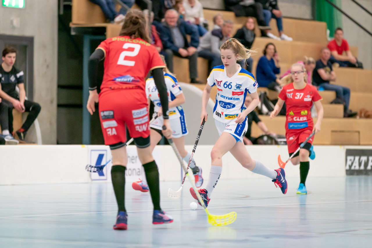 Oberseen (Winterthur), 10.02.2019, Unihockey Damen U21 A 18. Runde, Red Ants Rychenberg Winterthur - Kloten-Dietlikon Jets, Julia Tschudin (Nr. 66, Kloten-Dietlikon Jets) am Ball

(Claudio Schwarz, unihockey-fotos.ch)

Copyright: Claudio Schwarz, unihockey-fotos.ch – Dieses Bild wurde durch swiss unihockey lizenziert und darf ausschliesslich auf den Online-Kanälen von swiss unihockey verwendet werden. Die redaktionelle oder kommerzielle Nutzung durch Dritte (Medien, Vereine, Unternehmen oder Privatpersonen) per Download von diesem flickr-Account ist ausgeschlossen. Das Bild kann bei Interesse via unihockey-fotos.ch kostenpflichtig lizenziert werden. unihockey-fotos.ch behält sich vor, fehlbaren Medien, Vereinen, Unternehmen oder Privatpersonen Bilder mit einem Zuschlag in Rechnung zu stellen.