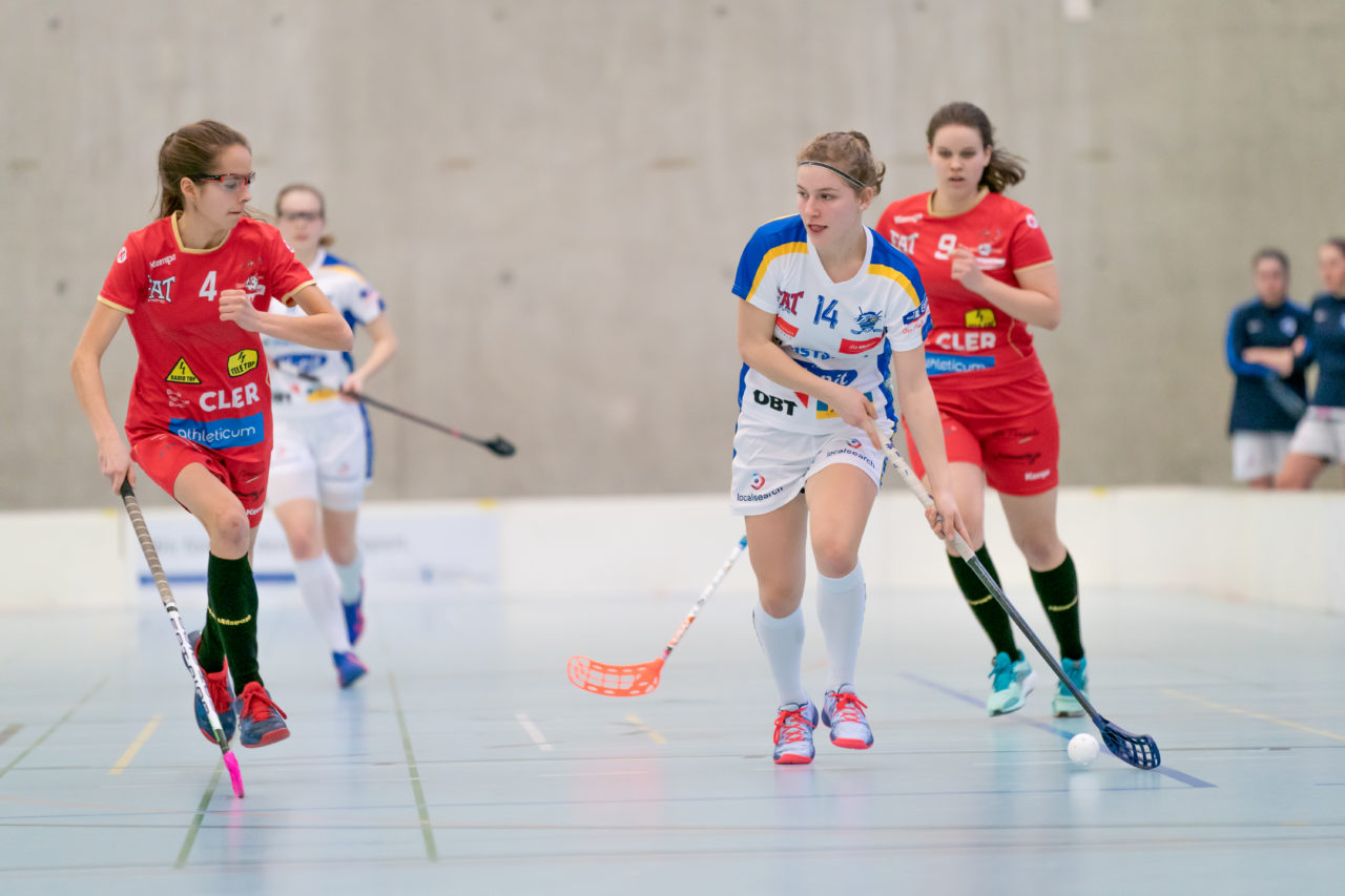 Oberseen (Winterthur), 10.02.2019, Unihockey Damen U21 A 18. Runde, Red Ants Rychenberg Winterthur - Kloten-Dietlikon Jets, Sophie Carbogno (Nr. 14, Kloten-Dietlikon Jets) am Ball

(Claudio Schwarz, unihockey-fotos.ch)

Copyright: Claudio Schwarz, unihockey-fotos.ch – Dieses Bild wurde durch swiss unihockey lizenziert und darf ausschliesslich auf den Online-Kanälen von swiss unihockey verwendet werden. Die redaktionelle oder kommerzielle Nutzung durch Dritte (Medien, Vereine, Unternehmen oder Privatpersonen) per Download von diesem flickr-Account ist ausgeschlossen. Das Bild kann bei Interesse via unihockey-fotos.ch kostenpflichtig lizenziert werden. unihockey-fotos.ch behält sich vor, fehlbaren Medien, Vereinen, Unternehmen oder Privatpersonen Bilder mit einem Zuschlag in Rechnung zu stellen.
