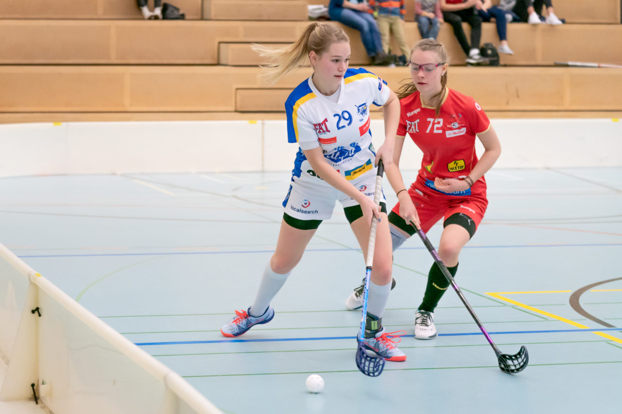 Oberseen (Winterthur), 10.02.2019, Unihockey Damen U21 A 18. Runde, Red Ants Rychenberg Winterthur - Kloten-Dietlikon Jets, Lea Suter (Nr. 29, Kloten-Dietlikon Jets) am Ball

(Claudio Schwarz, unihockey-fotos.ch)

Copyright: Claudio Schwarz, unihockey-fotos.ch – Dieses Bild wurde durch swiss unihockey lizenziert und darf ausschliesslich auf den Online-Kanälen von swiss unihockey verwendet werden. Die redaktionelle oder kommerzielle Nutzung durch Dritte (Medien, Vereine, Unternehmen oder Privatpersonen) per Download von diesem flickr-Account ist ausgeschlossen. Das Bild kann bei Interesse via unihockey-fotos.ch kostenpflichtig lizenziert werden. unihockey-fotos.ch behält sich vor, fehlbaren Medien, Vereinen, Unternehmen oder Privatpersonen Bilder mit einem Zuschlag in Rechnung zu stellen.