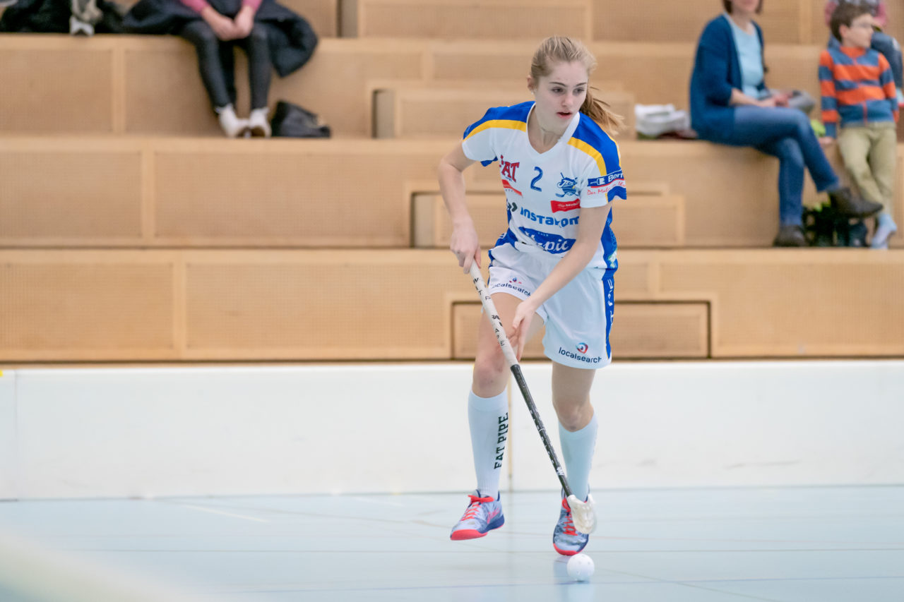 Oberseen (Winterthur), 10.02.2019, Unihockey Damen U21 A 18. Runde, Red Ants Rychenberg Winterthur - Kloten-Dietlikon Jets, Leonie Wieland (Nr. 2, Kloten-Dietlikon Jets) am Ball

(Claudio Schwarz, unihockey-fotos.ch)

Copyright: Claudio Schwarz, unihockey-fotos.ch – Dieses Bild wurde durch swiss unihockey lizenziert und darf ausschliesslich auf den Online-Kanälen von swiss unihockey verwendet werden. Die redaktionelle oder kommerzielle Nutzung durch Dritte (Medien, Vereine, Unternehmen oder Privatpersonen) per Download von diesem flickr-Account ist ausgeschlossen. Das Bild kann bei Interesse via unihockey-fotos.ch kostenpflichtig lizenziert werden. unihockey-fotos.ch behält sich vor, fehlbaren Medien, Vereinen, Unternehmen oder Privatpersonen Bilder mit einem Zuschlag in Rechnung zu stellen.
