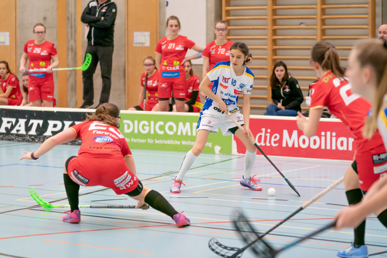 Oberseen (Winterthur), 10.02.2019, Unihockey Damen U21 A 18. Runde, Red Ants Rychenberg Winterthur - Kloten-Dietlikon Jets, Linda Eisenegger (Nr. 18, Kloten-Dietlikon Jets) am Ball

(Claudio Schwarz, unihockey-fotos.ch)

Copyright: Claudio Schwarz, unihockey-fotos.ch – Dieses Bild wurde durch swiss unihockey lizenziert und darf ausschliesslich auf den Online-Kanälen von swiss unihockey verwendet werden. Die redaktionelle oder kommerzielle Nutzung durch Dritte (Medien, Vereine, Unternehmen oder Privatpersonen) per Download von diesem flickr-Account ist ausgeschlossen. Das Bild kann bei Interesse via unihockey-fotos.ch kostenpflichtig lizenziert werden. unihockey-fotos.ch behält sich vor, fehlbaren Medien, Vereinen, Unternehmen oder Privatpersonen Bilder mit einem Zuschlag in Rechnung zu stellen.