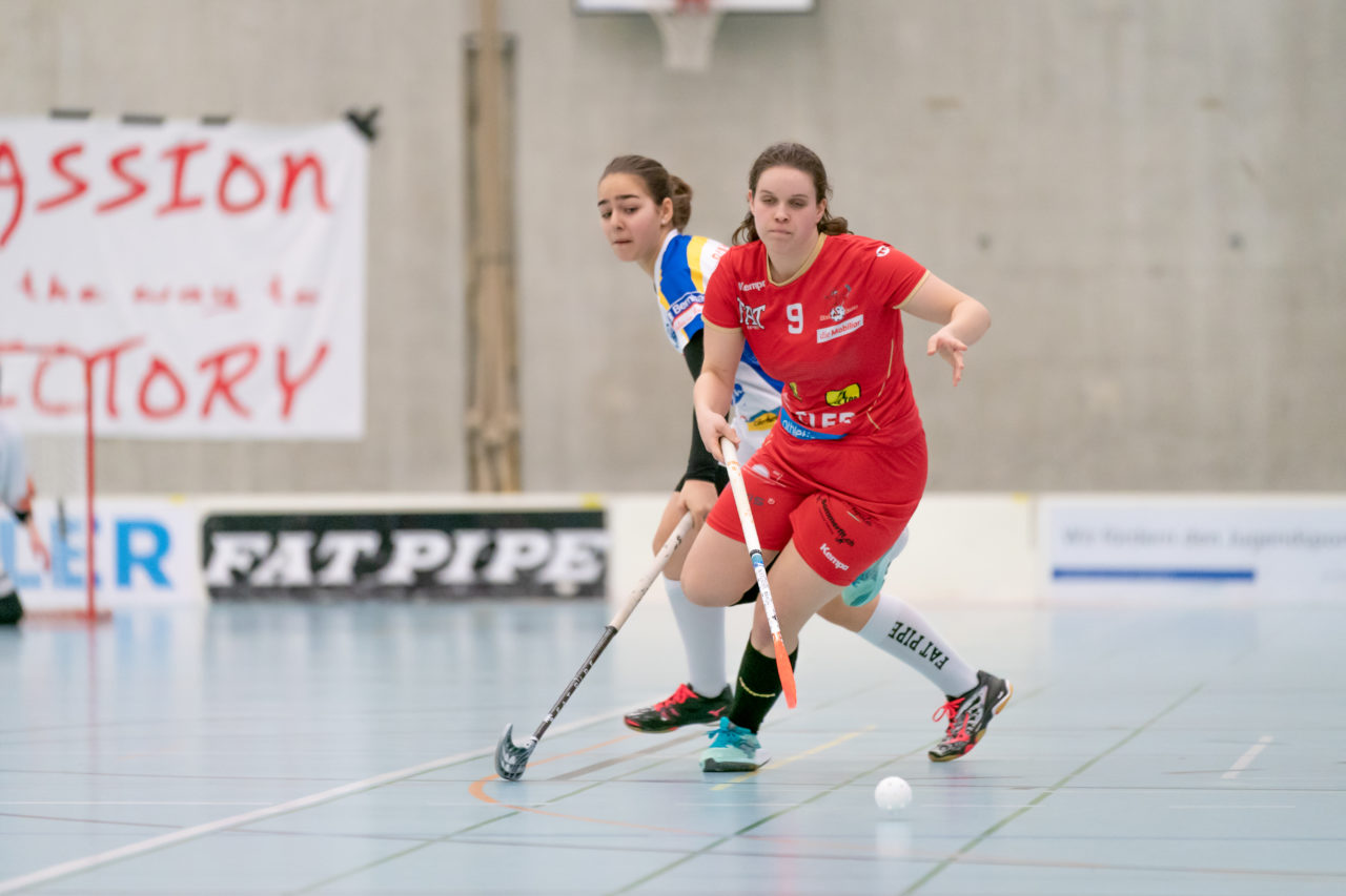 Oberseen (Winterthur), 10.02.2019, Unihockey Damen U21 A 18. Runde, Red Ants Rychenberg Winterthur - Kloten-Dietlikon Jets, Blanka Dora Benyo (Nr. 9, Red Ants Rychenberg Winterthur) vor Celine Heeb (Nr. 84, Kloten-Dietlikon Jets) am Ball

(Claudio Schwarz, unihockey-fotos.ch)

Copyright: Claudio Schwarz, unihockey-fotos.ch – Dieses Bild wurde durch swiss unihockey lizenziert und darf ausschliesslich auf den Online-Kanälen von swiss unihockey verwendet werden. Die redaktionelle oder kommerzielle Nutzung durch Dritte (Medien, Vereine, Unternehmen oder Privatpersonen) per Download von diesem flickr-Account ist ausgeschlossen. Das Bild kann bei Interesse via unihockey-fotos.ch kostenpflichtig lizenziert werden. unihockey-fotos.ch behält sich vor, fehlbaren Medien, Vereinen, Unternehmen oder Privatpersonen Bilder mit einem Zuschlag in Rechnung zu stellen.
