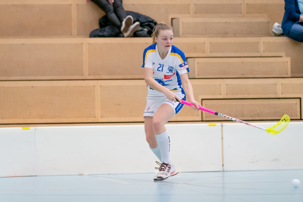 Oberseen (Winterthur), 10.02.2019, Unihockey Damen U21 A 18. Runde, Red Ants Rychenberg Winterthur - Kloten-Dietlikon Jets, Flavia Michel (Nr. 21, Kloten-Dietlikon Jets) spielt einen Pass

(Claudio Schwarz, unihockey-fotos.ch)

Copyright: Claudio Schwarz, unihockey-fotos.ch – Dieses Bild wurde durch swiss unihockey lizenziert und darf ausschliesslich auf den Online-Kanälen von swiss unihockey verwendet werden. Die redaktionelle oder kommerzielle Nutzung durch Dritte (Medien, Vereine, Unternehmen oder Privatpersonen) per Download von diesem flickr-Account ist ausgeschlossen. Das Bild kann bei Interesse via unihockey-fotos.ch kostenpflichtig lizenziert werden. unihockey-fotos.ch behält sich vor, fehlbaren Medien, Vereinen, Unternehmen oder Privatpersonen Bilder mit einem Zuschlag in Rechnung zu stellen.