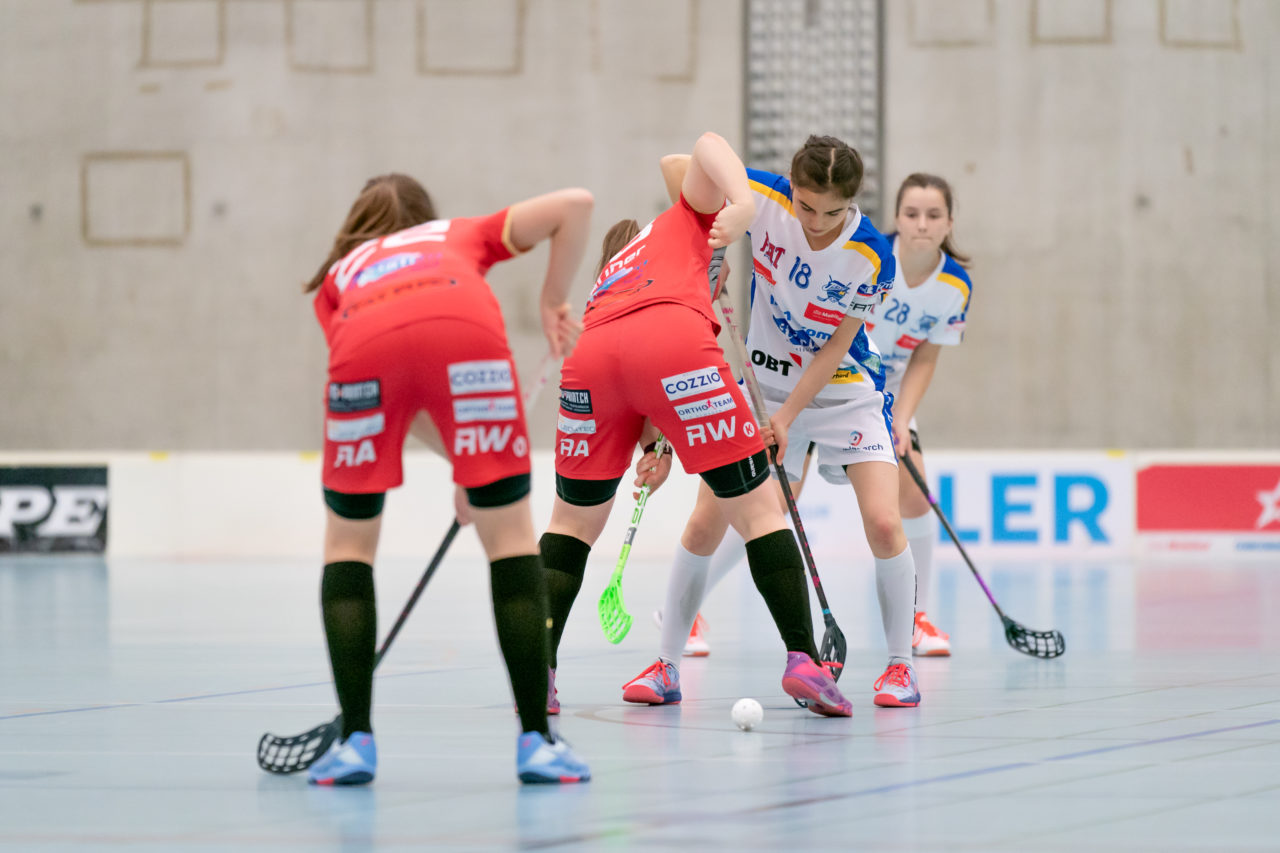 Oberseen (Winterthur), 10.02.2019, Unihockey Damen U21 A 18. Runde, Red Ants Rychenberg Winterthur - Kloten-Dietlikon Jets, Linda Eisenegger (Nr. 18, Kloten-Dietlikon Jets) beim Bully

(Claudio Schwarz, unihockey-fotos.ch)

Copyright: Claudio Schwarz, unihockey-fotos.ch – Dieses Bild wurde durch swiss unihockey lizenziert und darf ausschliesslich auf den Online-Kanälen von swiss unihockey verwendet werden. Die redaktionelle oder kommerzielle Nutzung durch Dritte (Medien, Vereine, Unternehmen oder Privatpersonen) per Download von diesem flickr-Account ist ausgeschlossen. Das Bild kann bei Interesse via unihockey-fotos.ch kostenpflichtig lizenziert werden. unihockey-fotos.ch behält sich vor, fehlbaren Medien, Vereinen, Unternehmen oder Privatpersonen Bilder mit einem Zuschlag in Rechnung zu stellen.