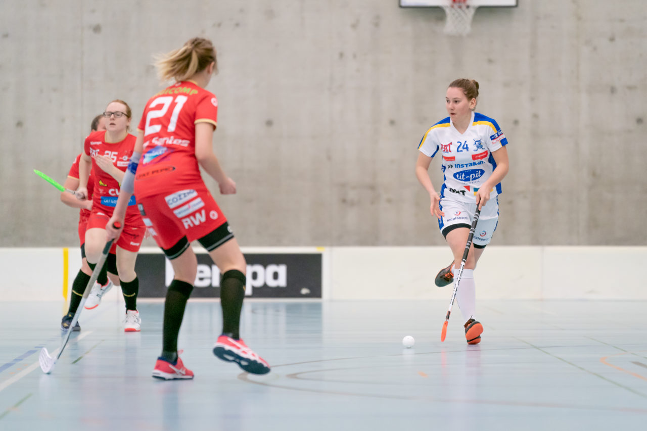 Oberseen (Winterthur), 10.02.2019, Unihockey Damen U21 A 18. Runde, Red Ants Rychenberg Winterthur - Kloten-Dietlikon Jets, Ronja Niederberger (Nr. 24, Kloten-Dietlikon Jets) am Ball

(Claudio Schwarz, unihockey-fotos.ch)

Copyright: Claudio Schwarz, unihockey-fotos.ch – Dieses Bild wurde durch swiss unihockey lizenziert und darf ausschliesslich auf den Online-Kanälen von swiss unihockey verwendet werden. Die redaktionelle oder kommerzielle Nutzung durch Dritte (Medien, Vereine, Unternehmen oder Privatpersonen) per Download von diesem flickr-Account ist ausgeschlossen. Das Bild kann bei Interesse via unihockey-fotos.ch kostenpflichtig lizenziert werden. unihockey-fotos.ch behält sich vor, fehlbaren Medien, Vereinen, Unternehmen oder Privatpersonen Bilder mit einem Zuschlag in Rechnung zu stellen.