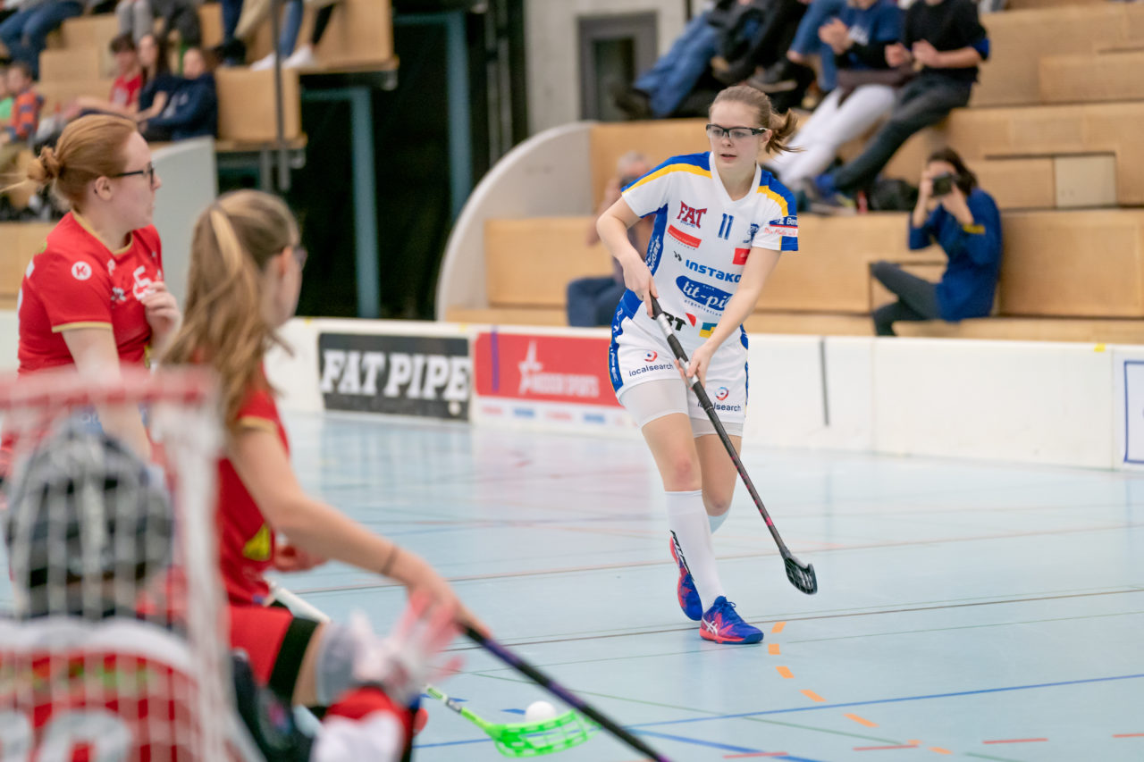 Oberseen (Winterthur), 10.02.2019, Unihockey Damen U21 A 18. Runde, Red Ants Rychenberg Winterthur - Kloten-Dietlikon Jets, Noëmi Sara Enzler (Nr. 11, Kloten-Dietlikon Jets) mit einem Abschlussversuch

(Claudio Schwarz, unihockey-fotos.ch)

Copyright: Claudio Schwarz, unihockey-fotos.ch – Dieses Bild wurde durch swiss unihockey lizenziert und darf ausschliesslich auf den Online-Kanälen von swiss unihockey verwendet werden. Die redaktionelle oder kommerzielle Nutzung durch Dritte (Medien, Vereine, Unternehmen oder Privatpersonen) per Download von diesem flickr-Account ist ausgeschlossen. Das Bild kann bei Interesse via unihockey-fotos.ch kostenpflichtig lizenziert werden. unihockey-fotos.ch behält sich vor, fehlbaren Medien, Vereinen, Unternehmen oder Privatpersonen Bilder mit einem Zuschlag in Rechnung zu stellen.