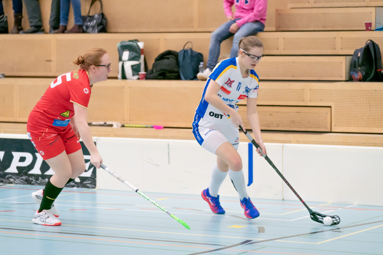 Oberseen (Winterthur), 10.02.2019, Unihockey Damen U21 A 18. Runde, Red Ants Rychenberg Winterthur - Kloten-Dietlikon Jets, Noëmi Sara Enzler (Nr. 11, Kloten-Dietlikon Jets) am Ball

(Claudio Schwarz, unihockey-fotos.ch)

Copyright: Claudio Schwarz, unihockey-fotos.ch – Dieses Bild wurde durch swiss unihockey lizenziert und darf ausschliesslich auf den Online-Kanälen von swiss unihockey verwendet werden. Die redaktionelle oder kommerzielle Nutzung durch Dritte (Medien, Vereine, Unternehmen oder Privatpersonen) per Download von diesem flickr-Account ist ausgeschlossen. Das Bild kann bei Interesse via unihockey-fotos.ch kostenpflichtig lizenziert werden. unihockey-fotos.ch behält sich vor, fehlbaren Medien, Vereinen, Unternehmen oder Privatpersonen Bilder mit einem Zuschlag in Rechnung zu stellen.
