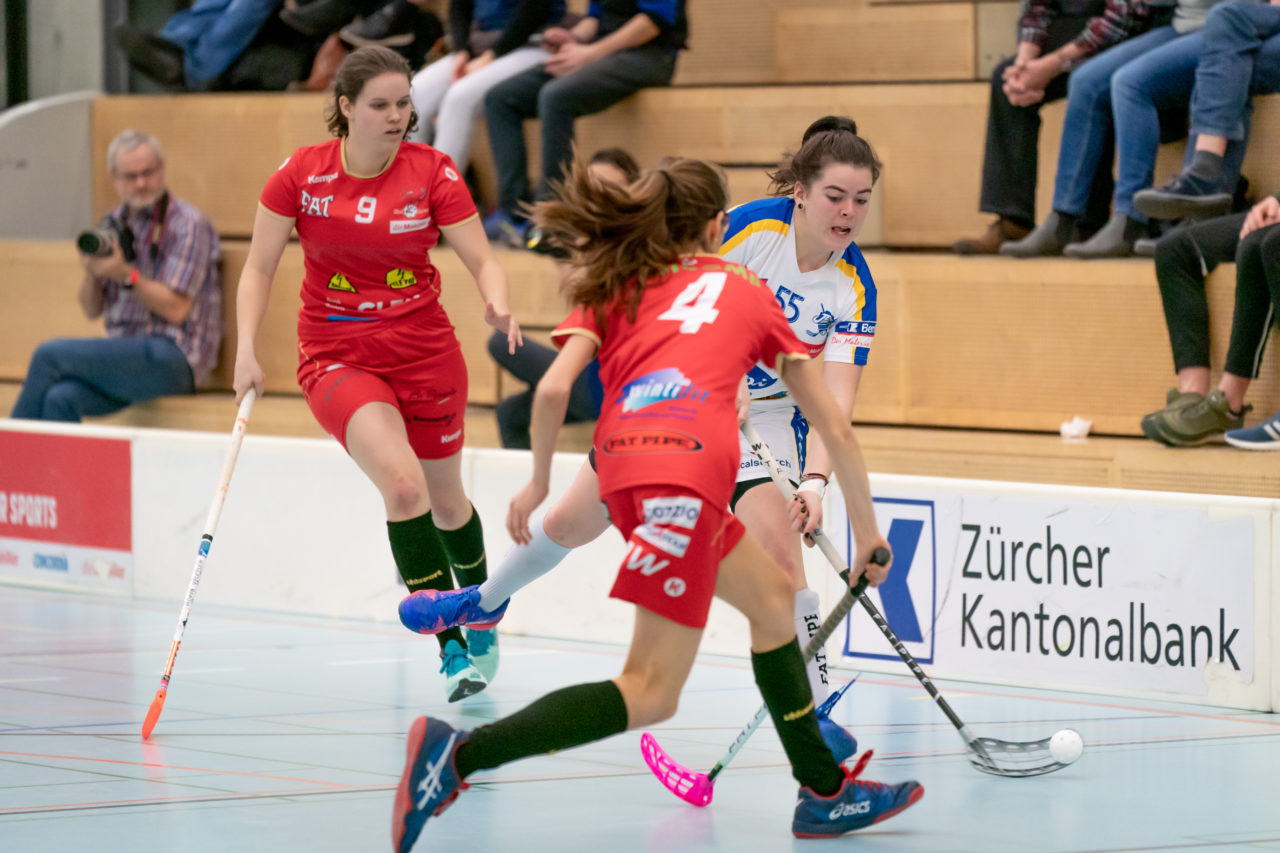 Oberseen (Winterthur), 10.02.2019, Unihockey Damen U21 A 18. Runde, Red Ants Rychenberg Winterthur - Kloten-Dietlikon Jets, Erina Domfeld (Nr. 55, Kloten-Dietlikon Jets) mit einem Abschlussversuch

(Claudio Schwarz, unihockey-fotos.ch)

Copyright: Claudio Schwarz, unihockey-fotos.ch – Dieses Bild wurde durch swiss unihockey lizenziert und darf ausschliesslich auf den Online-Kanälen von swiss unihockey verwendet werden. Die redaktionelle oder kommerzielle Nutzung durch Dritte (Medien, Vereine, Unternehmen oder Privatpersonen) per Download von diesem flickr-Account ist ausgeschlossen. Das Bild kann bei Interesse via unihockey-fotos.ch kostenpflichtig lizenziert werden. unihockey-fotos.ch behält sich vor, fehlbaren Medien, Vereinen, Unternehmen oder Privatpersonen Bilder mit einem Zuschlag in Rechnung zu stellen.