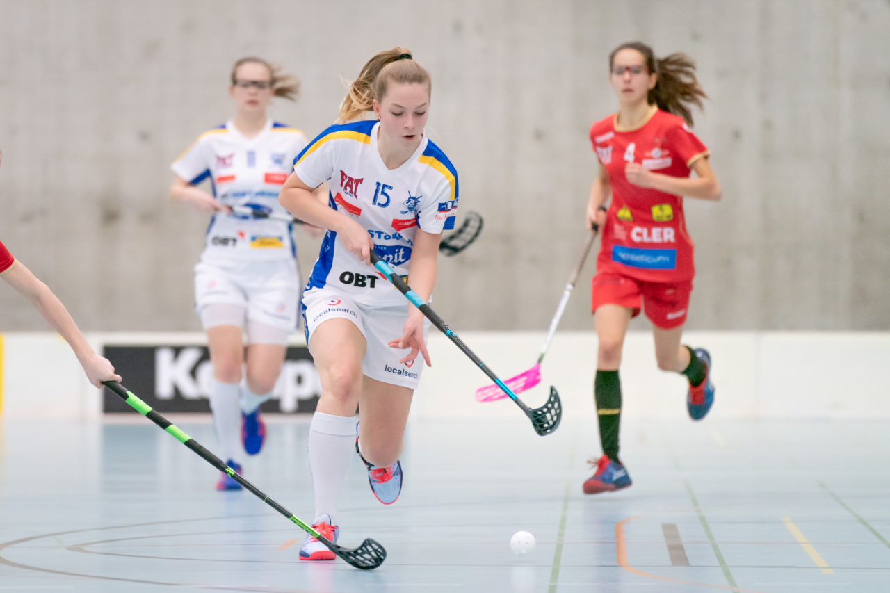 Oberseen (Winterthur), 10.02.2019, Unihockey Damen U21 A 18. Runde, Red Ants Rychenberg Winterthur - Kloten-Dietlikon Jets, Leandra Richner (Nr. 15, Kloten-Dietlikon Jets) am Ball

(Claudio Schwarz, unihockey-fotos.ch)

Copyright: Claudio Schwarz, unihockey-fotos.ch – Dieses Bild wurde durch swiss unihockey lizenziert und darf ausschliesslich auf den Online-Kanälen von swiss unihockey verwendet werden. Die redaktionelle oder kommerzielle Nutzung durch Dritte (Medien, Vereine, Unternehmen oder Privatpersonen) per Download von diesem flickr-Account ist ausgeschlossen. Das Bild kann bei Interesse via unihockey-fotos.ch kostenpflichtig lizenziert werden. unihockey-fotos.ch behält sich vor, fehlbaren Medien, Vereinen, Unternehmen oder Privatpersonen Bilder mit einem Zuschlag in Rechnung zu stellen.