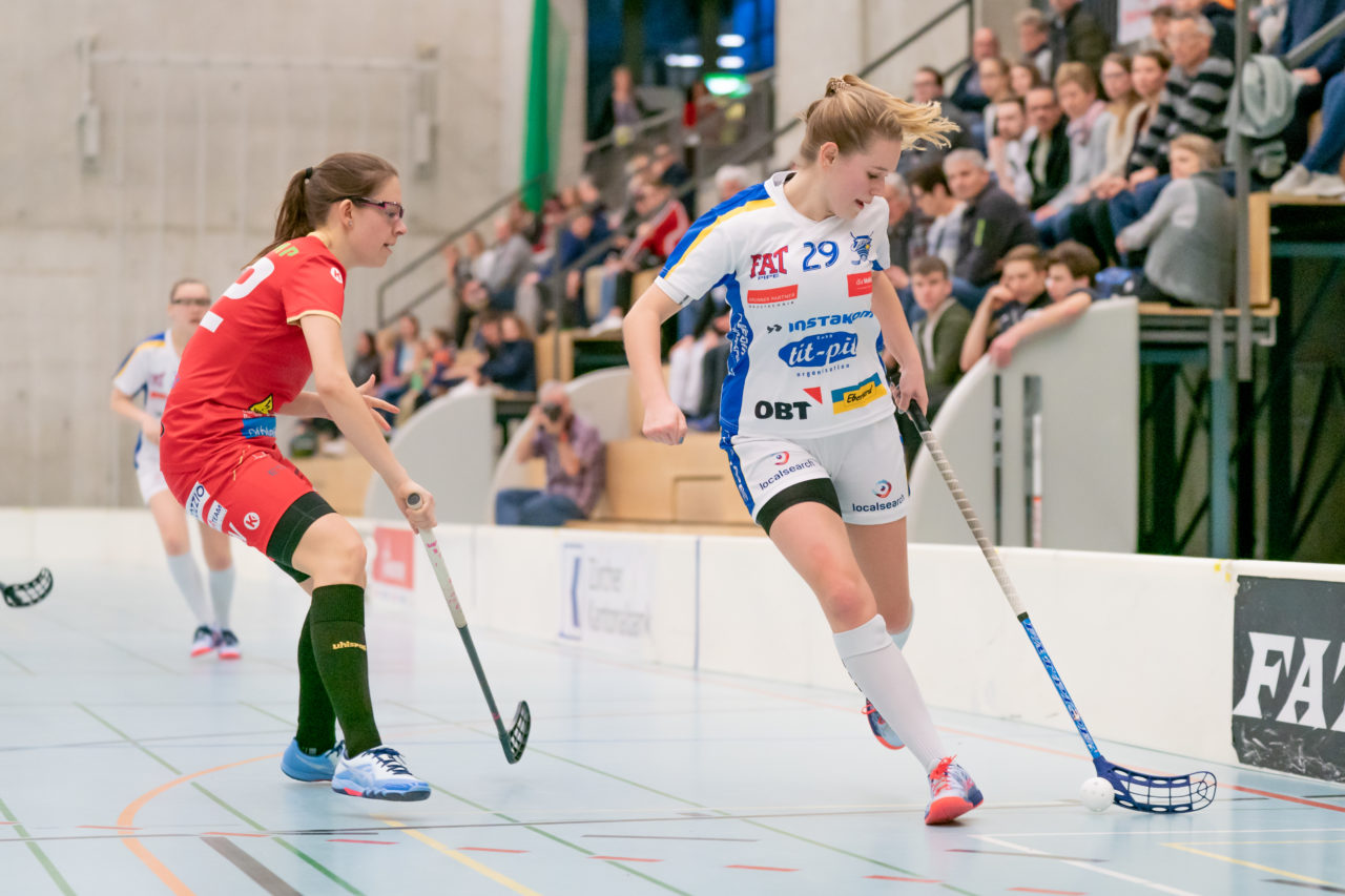 Oberseen (Winterthur), 10.02.2019, Unihockey Damen U21 A 18. Runde, Red Ants Rychenberg Winterthur - Kloten-Dietlikon Jets, Lea Suter (Nr. 29, Kloten-Dietlikon Jets) am Ball

(Claudio Schwarz, unihockey-fotos.ch)

Copyright: Claudio Schwarz, unihockey-fotos.ch – Dieses Bild wurde durch swiss unihockey lizenziert und darf ausschliesslich auf den Online-Kanälen von swiss unihockey verwendet werden. Die redaktionelle oder kommerzielle Nutzung durch Dritte (Medien, Vereine, Unternehmen oder Privatpersonen) per Download von diesem flickr-Account ist ausgeschlossen. Das Bild kann bei Interesse via unihockey-fotos.ch kostenpflichtig lizenziert werden. unihockey-fotos.ch behält sich vor, fehlbaren Medien, Vereinen, Unternehmen oder Privatpersonen Bilder mit einem Zuschlag in Rechnung zu stellen.