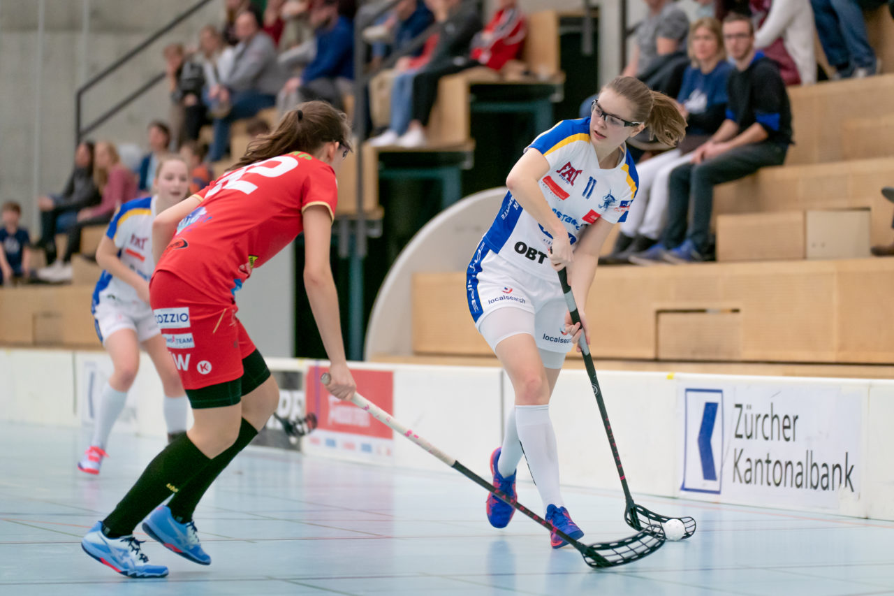 Oberseen (Winterthur), 10.02.2019, Unihockey Damen U21 A 18. Runde, Red Ants Rychenberg Winterthur - Kloten-Dietlikon Jets, Noëmi Sara Enzler (Nr. 11, Kloten-Dietlikon Jets) am Ball

(Claudio Schwarz, unihockey-fotos.ch)

Copyright: Claudio Schwarz, unihockey-fotos.ch – Dieses Bild wurde durch swiss unihockey lizenziert und darf ausschliesslich auf den Online-Kanälen von swiss unihockey verwendet werden. Die redaktionelle oder kommerzielle Nutzung durch Dritte (Medien, Vereine, Unternehmen oder Privatpersonen) per Download von diesem flickr-Account ist ausgeschlossen. Das Bild kann bei Interesse via unihockey-fotos.ch kostenpflichtig lizenziert werden. unihockey-fotos.ch behält sich vor, fehlbaren Medien, Vereinen, Unternehmen oder Privatpersonen Bilder mit einem Zuschlag in Rechnung zu stellen.