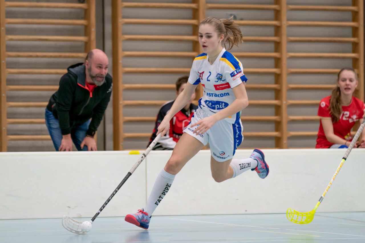 Oberseen (Winterthur), 10.02.2019, Unihockey Damen U21 A 18. Runde, Red Ants Rychenberg Winterthur - Kloten-Dietlikon Jets, Leonie Wieland (Nr. 2, Kloten-Dietlikon Jets) am Ball

(Claudio Schwarz, unihockey-fotos.ch)

Copyright: Claudio Schwarz, unihockey-fotos.ch – Dieses Bild wurde durch swiss unihockey lizenziert und darf ausschliesslich auf den Online-Kanälen von swiss unihockey verwendet werden. Die redaktionelle oder kommerzielle Nutzung durch Dritte (Medien, Vereine, Unternehmen oder Privatpersonen) per Download von diesem flickr-Account ist ausgeschlossen. Das Bild kann bei Interesse via unihockey-fotos.ch kostenpflichtig lizenziert werden. unihockey-fotos.ch behält sich vor, fehlbaren Medien, Vereinen, Unternehmen oder Privatpersonen Bilder mit einem Zuschlag in Rechnung zu stellen.