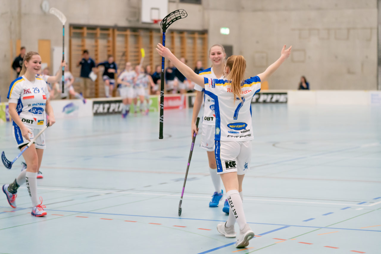 Oberseen (Winterthur), 10.02.2019, Unihockey Damen U21 A 18. Runde, Red Ants Rychenberg Winterthur - Kloten-Dietlikon Jets, Rahel Rieder (Nr. 7, Kloten-Dietlikon Jets) bejubelt das 4:2

(Claudio Schwarz, unihockey-fotos.ch)

Copyright: Claudio Schwarz, unihockey-fotos.ch – Dieses Bild wurde durch swiss unihockey lizenziert und darf ausschliesslich auf den Online-Kanälen von swiss unihockey verwendet werden. Die redaktionelle oder kommerzielle Nutzung durch Dritte (Medien, Vereine, Unternehmen oder Privatpersonen) per Download von diesem flickr-Account ist ausgeschlossen. Das Bild kann bei Interesse via unihockey-fotos.ch kostenpflichtig lizenziert werden. unihockey-fotos.ch behält sich vor, fehlbaren Medien, Vereinen, Unternehmen oder Privatpersonen Bilder mit einem Zuschlag in Rechnung zu stellen.