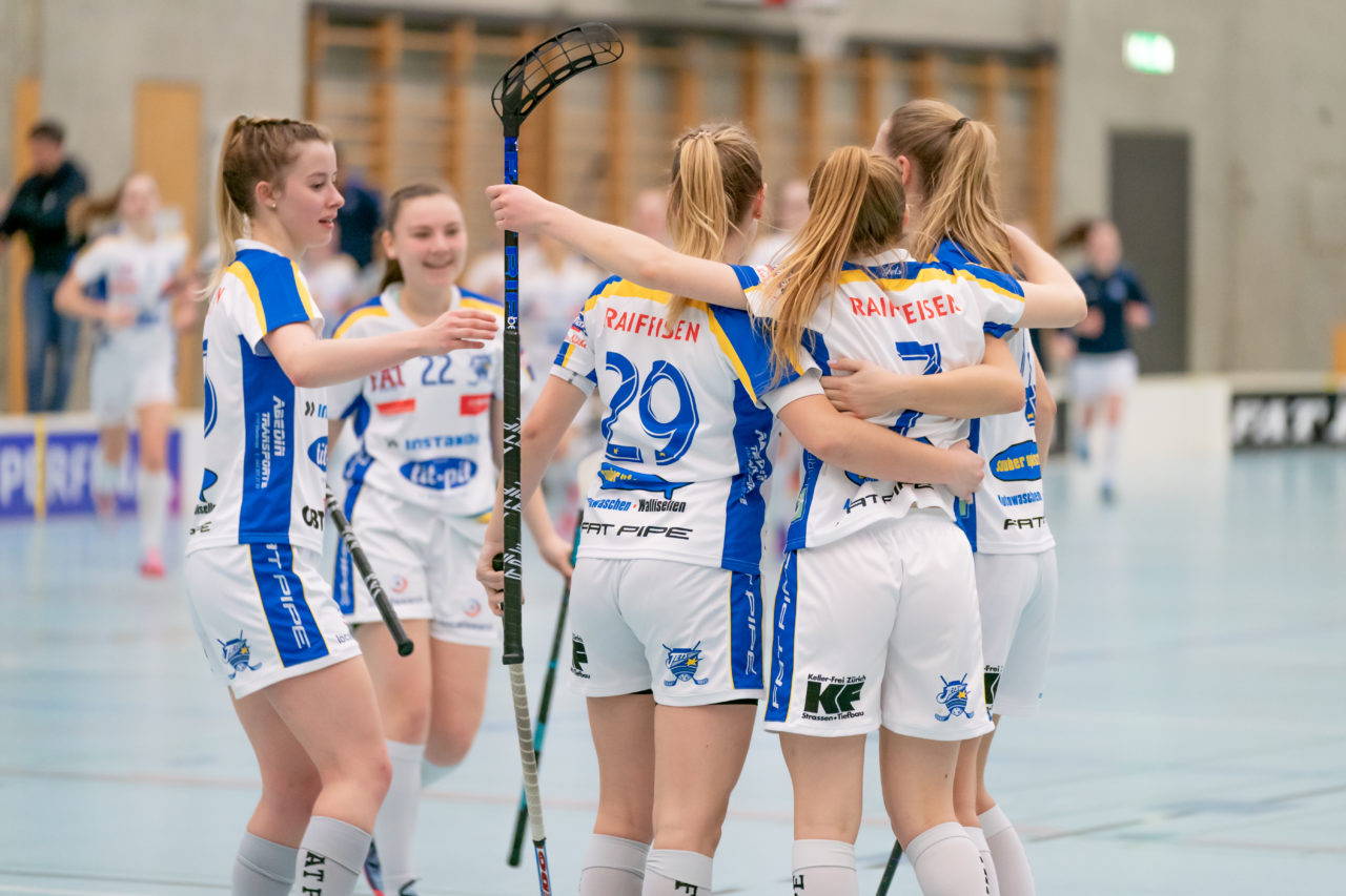 Oberseen (Winterthur), 10.02.2019, Unihockey Damen U21 A 18. Runde, Red Ants Rychenberg Winterthur - Kloten-Dietlikon Jets, die Jets bejubeln das 4:2

(Claudio Schwarz, unihockey-fotos.ch)

Copyright: Claudio Schwarz, unihockey-fotos.ch – Dieses Bild wurde durch swiss unihockey lizenziert und darf ausschliesslich auf den Online-Kanälen von swiss unihockey verwendet werden. Die redaktionelle oder kommerzielle Nutzung durch Dritte (Medien, Vereine, Unternehmen oder Privatpersonen) per Download von diesem flickr-Account ist ausgeschlossen. Das Bild kann bei Interesse via unihockey-fotos.ch kostenpflichtig lizenziert werden. unihockey-fotos.ch behält sich vor, fehlbaren Medien, Vereinen, Unternehmen oder Privatpersonen Bilder mit einem Zuschlag in Rechnung zu stellen.