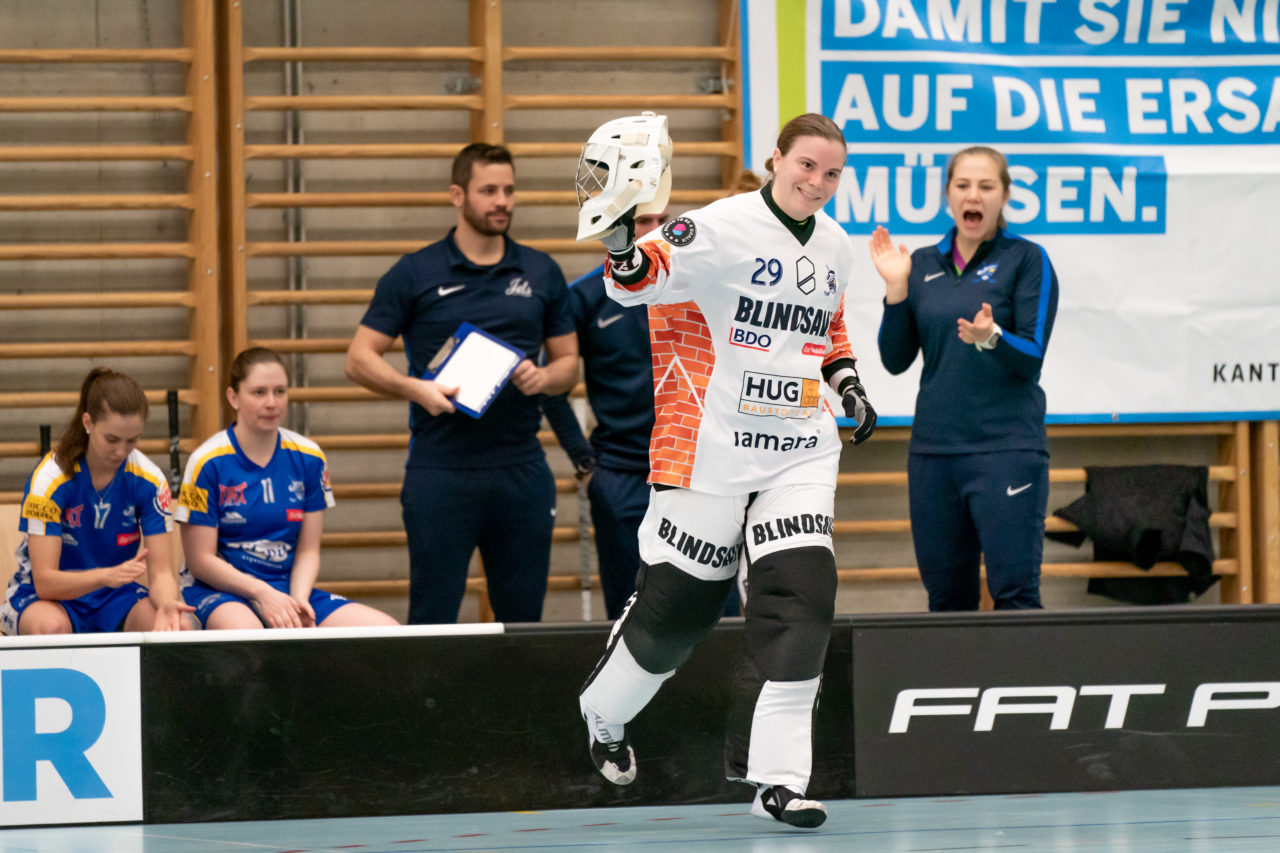 Oberseen (Winterthur), 16.02.2019, Unihockey Damen NLA 18. Runde, Red Ants Rychenberg Winterthur - Kloten-Dietlikon Jets, Monika Schmid (Nr. 29, Kloten-Dietlikon Jets) in der Starting Six

(Claudio Schwarz, unihockey-fotos.ch)

Copyright: Claudio Schwarz, unihockey-fotos.ch – Dieses Bild wurde durch swiss unihockey lizenziert und darf ausschliesslich auf den Online-Kanälen von swiss unihockey verwendet werden. Die redaktionelle oder kommerzielle Nutzung durch Dritte (Medien, Vereine, Unternehmen oder Privatpersonen) per Download von diesem flickr-Account ist ausgeschlossen. Das Bild kann bei Interesse via unihockey-fotos.ch kostenpflichtig lizenziert werden. unihockey-fotos.ch behält sich vor, fehlbaren Medien, Vereinen, Unternehmen oder Privatpersonen Bilder mit einem Zuschlag in Rechnung zu stellen.