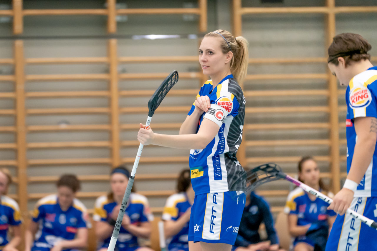 Oberseen (Winterthur), 16.02.2019, Unihockey Damen NLA 18. Runde, Red Ants Rychenberg Winterthur - Kloten-Dietlikon Jets, Michelle Wiki (Nr. 6, Kloten-Dietlikon Jets) vor dem Spiel

(Claudio Schwarz, unihockey-fotos.ch)

Copyright: Claudio Schwarz, unihockey-fotos.ch – Dieses Bild wurde durch swiss unihockey lizenziert und darf ausschliesslich auf den Online-Kanälen von swiss unihockey verwendet werden. Die redaktionelle oder kommerzielle Nutzung durch Dritte (Medien, Vereine, Unternehmen oder Privatpersonen) per Download von diesem flickr-Account ist ausgeschlossen. Das Bild kann bei Interesse via unihockey-fotos.ch kostenpflichtig lizenziert werden. unihockey-fotos.ch behält sich vor, fehlbaren Medien, Vereinen, Unternehmen oder Privatpersonen Bilder mit einem Zuschlag in Rechnung zu stellen.