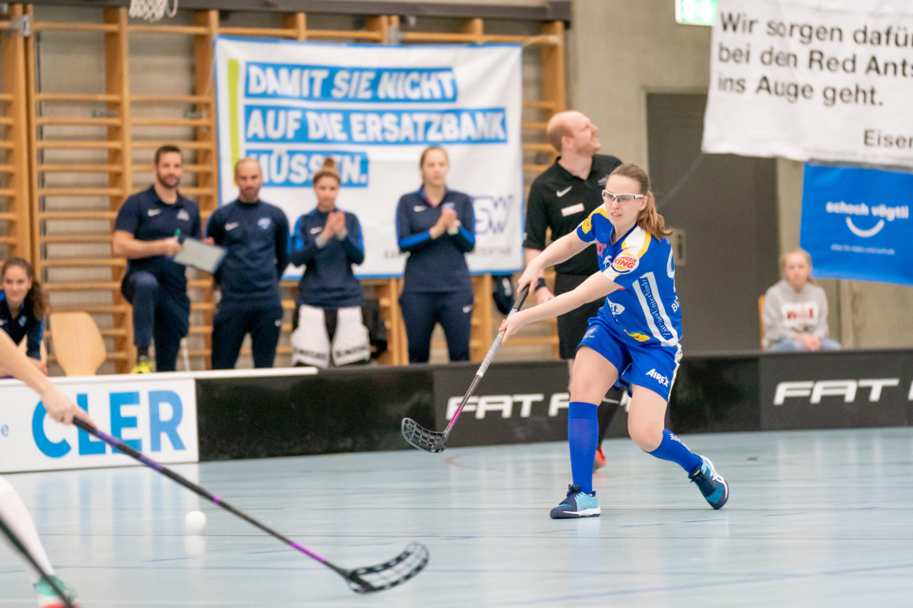 Oberseen (Winterthur), 16.02.2019, Unihockey Damen NLA 18. Runde, Red Ants Rychenberg Winterthur - Kloten-Dietlikon Jets, Ellenor Bengtsson (Nr. 96, Kloten-Dietlikon Jets) spielt einen Pass

(Claudio Schwarz, unihockey-fotos.ch)

Copyright: Claudio Schwarz, unihockey-fotos.ch – Dieses Bild wurde durch swiss unihockey lizenziert und darf ausschliesslich auf den Online-Kanälen von swiss unihockey verwendet werden. Die redaktionelle oder kommerzielle Nutzung durch Dritte (Medien, Vereine, Unternehmen oder Privatpersonen) per Download von diesem flickr-Account ist ausgeschlossen. Das Bild kann bei Interesse via unihockey-fotos.ch kostenpflichtig lizenziert werden. unihockey-fotos.ch behält sich vor, fehlbaren Medien, Vereinen, Unternehmen oder Privatpersonen Bilder mit einem Zuschlag in Rechnung zu stellen.