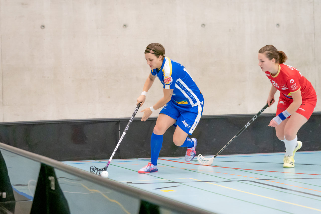 Oberseen (Winterthur), 16.02.2019, Unihockey Damen NLA 18. Runde, Red Ants Rychenberg Winterthur - Kloten-Dietlikon Jets, Julia Suter (Nr. 19, Kloten-Dietlikon Jets) am Ball

(Claudio Schwarz, unihockey-fotos.ch)

Copyright: Claudio Schwarz, unihockey-fotos.ch – Dieses Bild wurde durch swiss unihockey lizenziert und darf ausschliesslich auf den Online-Kanälen von swiss unihockey verwendet werden. Die redaktionelle oder kommerzielle Nutzung durch Dritte (Medien, Vereine, Unternehmen oder Privatpersonen) per Download von diesem flickr-Account ist ausgeschlossen. Das Bild kann bei Interesse via unihockey-fotos.ch kostenpflichtig lizenziert werden. unihockey-fotos.ch behält sich vor, fehlbaren Medien, Vereinen, Unternehmen oder Privatpersonen Bilder mit einem Zuschlag in Rechnung zu stellen.