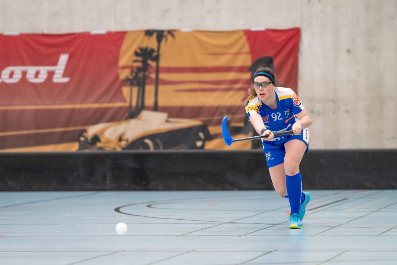 Oberseen (Winterthur), 16.02.2019, Unihockey Damen NLA 18. Runde, Red Ants Rychenberg Winterthur - Kloten-Dietlikon Jets, Tanja Bühler (Nr. 92, Kloten-Dietlikon Jets) spielt einen Pass

(Claudio Schwarz, unihockey-fotos.ch)

Copyright: Claudio Schwarz, unihockey-fotos.ch – Dieses Bild wurde durch swiss unihockey lizenziert und darf ausschliesslich auf den Online-Kanälen von swiss unihockey verwendet werden. Die redaktionelle oder kommerzielle Nutzung durch Dritte (Medien, Vereine, Unternehmen oder Privatpersonen) per Download von diesem flickr-Account ist ausgeschlossen. Das Bild kann bei Interesse via unihockey-fotos.ch kostenpflichtig lizenziert werden. unihockey-fotos.ch behält sich vor, fehlbaren Medien, Vereinen, Unternehmen oder Privatpersonen Bilder mit einem Zuschlag in Rechnung zu stellen.
