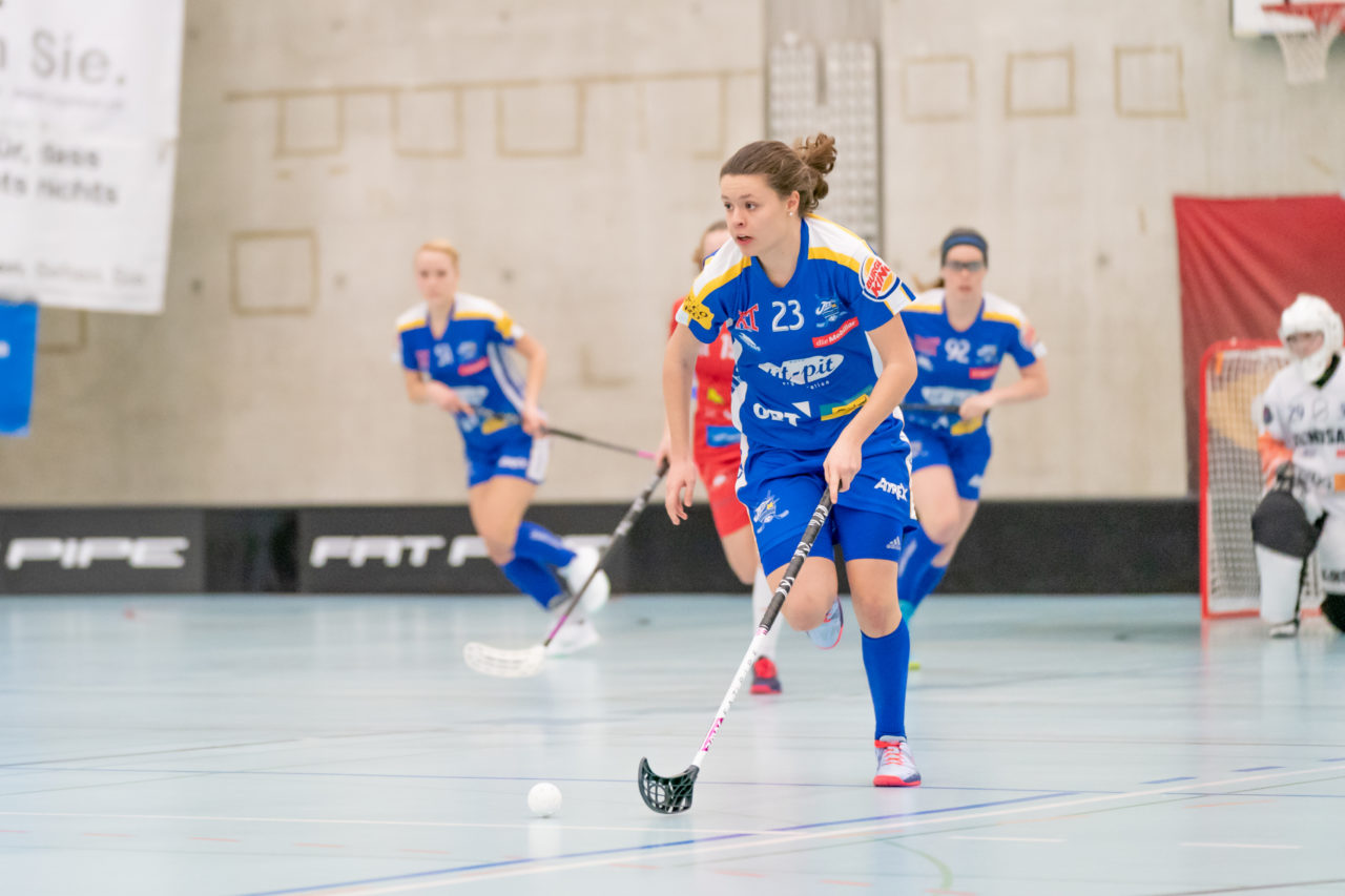 Oberseen (Winterthur), 16.02.2019, Unihockey Damen NLA 18. Runde, Red Ants Rychenberg Winterthur - Kloten-Dietlikon Jets, Isabelle Gerig (Nr. 23, Kloten-Dietlikon Jets) am Ball

(Claudio Schwarz, unihockey-fotos.ch)

Copyright: Claudio Schwarz, unihockey-fotos.ch – Dieses Bild wurde durch swiss unihockey lizenziert und darf ausschliesslich auf den Online-Kanälen von swiss unihockey verwendet werden. Die redaktionelle oder kommerzielle Nutzung durch Dritte (Medien, Vereine, Unternehmen oder Privatpersonen) per Download von diesem flickr-Account ist ausgeschlossen. Das Bild kann bei Interesse via unihockey-fotos.ch kostenpflichtig lizenziert werden. unihockey-fotos.ch behält sich vor, fehlbaren Medien, Vereinen, Unternehmen oder Privatpersonen Bilder mit einem Zuschlag in Rechnung zu stellen.