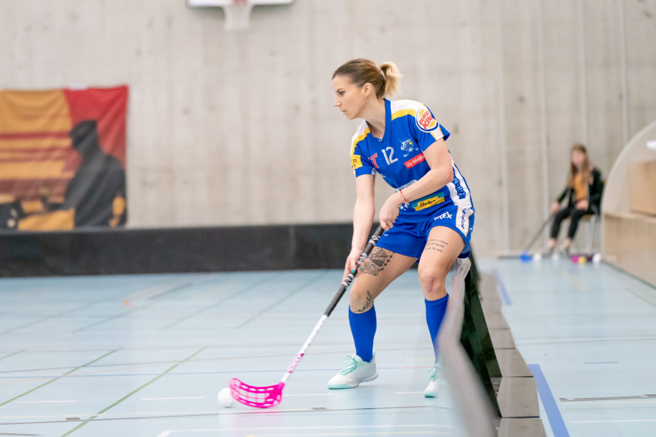 Oberseen (Winterthur), 16.02.2019, Unihockey Damen NLA 18. Runde, Red Ants Rychenberg Winterthur - Kloten-Dietlikon Jets, Katarína Klapitová (Nr. 12, Kloten-Dietlikon Jets) am Ball

(Claudio Schwarz, unihockey-fotos.ch)

Copyright: Claudio Schwarz, unihockey-fotos.ch – Dieses Bild wurde durch swiss unihockey lizenziert und darf ausschliesslich auf den Online-Kanälen von swiss unihockey verwendet werden. Die redaktionelle oder kommerzielle Nutzung durch Dritte (Medien, Vereine, Unternehmen oder Privatpersonen) per Download von diesem flickr-Account ist ausgeschlossen. Das Bild kann bei Interesse via unihockey-fotos.ch kostenpflichtig lizenziert werden. unihockey-fotos.ch behält sich vor, fehlbaren Medien, Vereinen, Unternehmen oder Privatpersonen Bilder mit einem Zuschlag in Rechnung zu stellen.