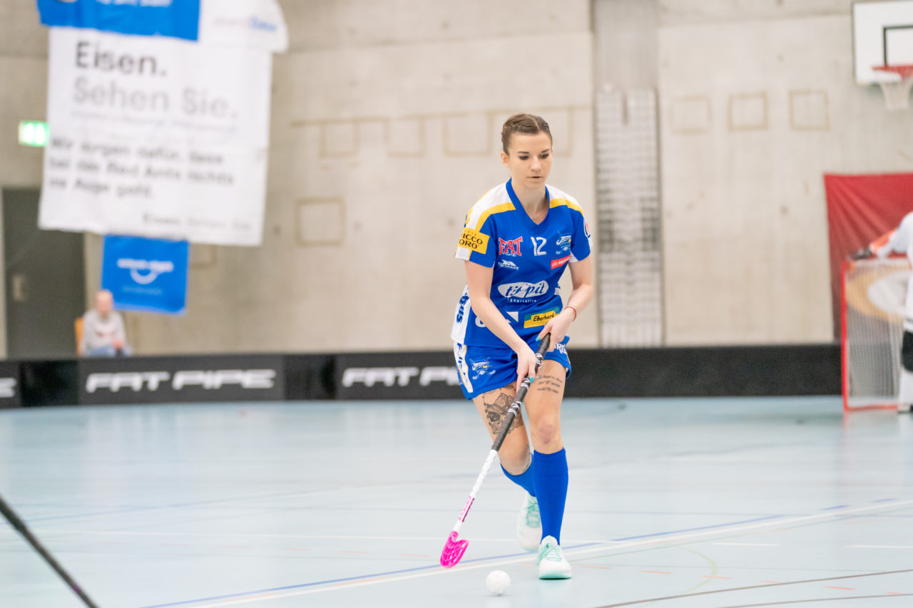 Oberseen (Winterthur), 16.02.2019, Unihockey Damen NLA 18. Runde, Red Ants Rychenberg Winterthur - Kloten-Dietlikon Jets, Katarína Klapitová (Nr. 12, Kloten-Dietlikon Jets) am Ball

(Claudio Schwarz, unihockey-fotos.ch)

Copyright: Claudio Schwarz, unihockey-fotos.ch – Dieses Bild wurde durch swiss unihockey lizenziert und darf ausschliesslich auf den Online-Kanälen von swiss unihockey verwendet werden. Die redaktionelle oder kommerzielle Nutzung durch Dritte (Medien, Vereine, Unternehmen oder Privatpersonen) per Download von diesem flickr-Account ist ausgeschlossen. Das Bild kann bei Interesse via unihockey-fotos.ch kostenpflichtig lizenziert werden. unihockey-fotos.ch behält sich vor, fehlbaren Medien, Vereinen, Unternehmen oder Privatpersonen Bilder mit einem Zuschlag in Rechnung zu stellen.