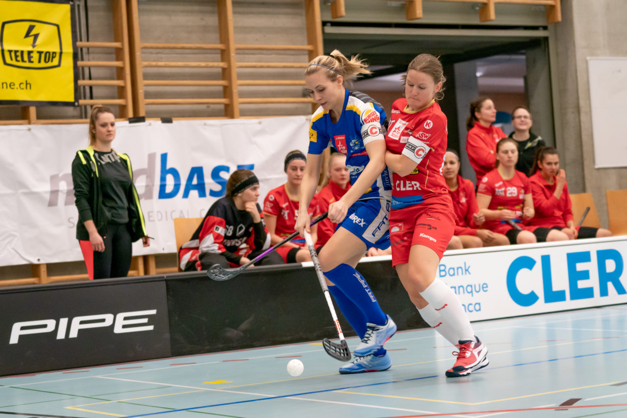 Oberseen (Winterthur), 16.02.2019, Unihockey Damen NLA 18. Runde, Red Ants Rychenberg Winterthur - Kloten-Dietlikon Jets, Alexandra Frick (Nr. 20, Red Ants Rychenberg Winterthur) bedrängt im Topscorer-Duell Michelle Wiki (Nr. 6, Kloten-Dietlikon Jets)

(Claudio Schwarz, unihockey-fotos.ch)

Copyright: Claudio Schwarz, unihockey-fotos.ch – Dieses Bild wurde durch swiss unihockey lizenziert und darf ausschliesslich auf den Online-Kanälen von swiss unihockey verwendet werden. Die redaktionelle oder kommerzielle Nutzung durch Dritte (Medien, Vereine, Unternehmen oder Privatpersonen) per Download von diesem flickr-Account ist ausgeschlossen. Das Bild kann bei Interesse via unihockey-fotos.ch kostenpflichtig lizenziert werden. unihockey-fotos.ch behält sich vor, fehlbaren Medien, Vereinen, Unternehmen oder Privatpersonen Bilder mit einem Zuschlag in Rechnung zu stellen.