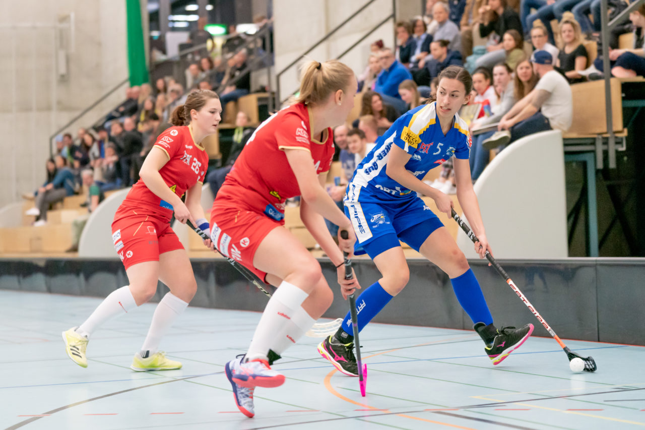 Oberseen (Winterthur), 16.02.2019, Unihockey Damen NLA 18. Runde, Red Ants Rychenberg Winterthur - Kloten-Dietlikon Jets, Andrea Gämperli (Nr. 5, Kloten-Dietlikon Jets) am Ball

(Claudio Schwarz, unihockey-fotos.ch)

Copyright: Claudio Schwarz, unihockey-fotos.ch – Dieses Bild wurde durch swiss unihockey lizenziert und darf ausschliesslich auf den Online-Kanälen von swiss unihockey verwendet werden. Die redaktionelle oder kommerzielle Nutzung durch Dritte (Medien, Vereine, Unternehmen oder Privatpersonen) per Download von diesem flickr-Account ist ausgeschlossen. Das Bild kann bei Interesse via unihockey-fotos.ch kostenpflichtig lizenziert werden. unihockey-fotos.ch behält sich vor, fehlbaren Medien, Vereinen, Unternehmen oder Privatpersonen Bilder mit einem Zuschlag in Rechnung zu stellen.