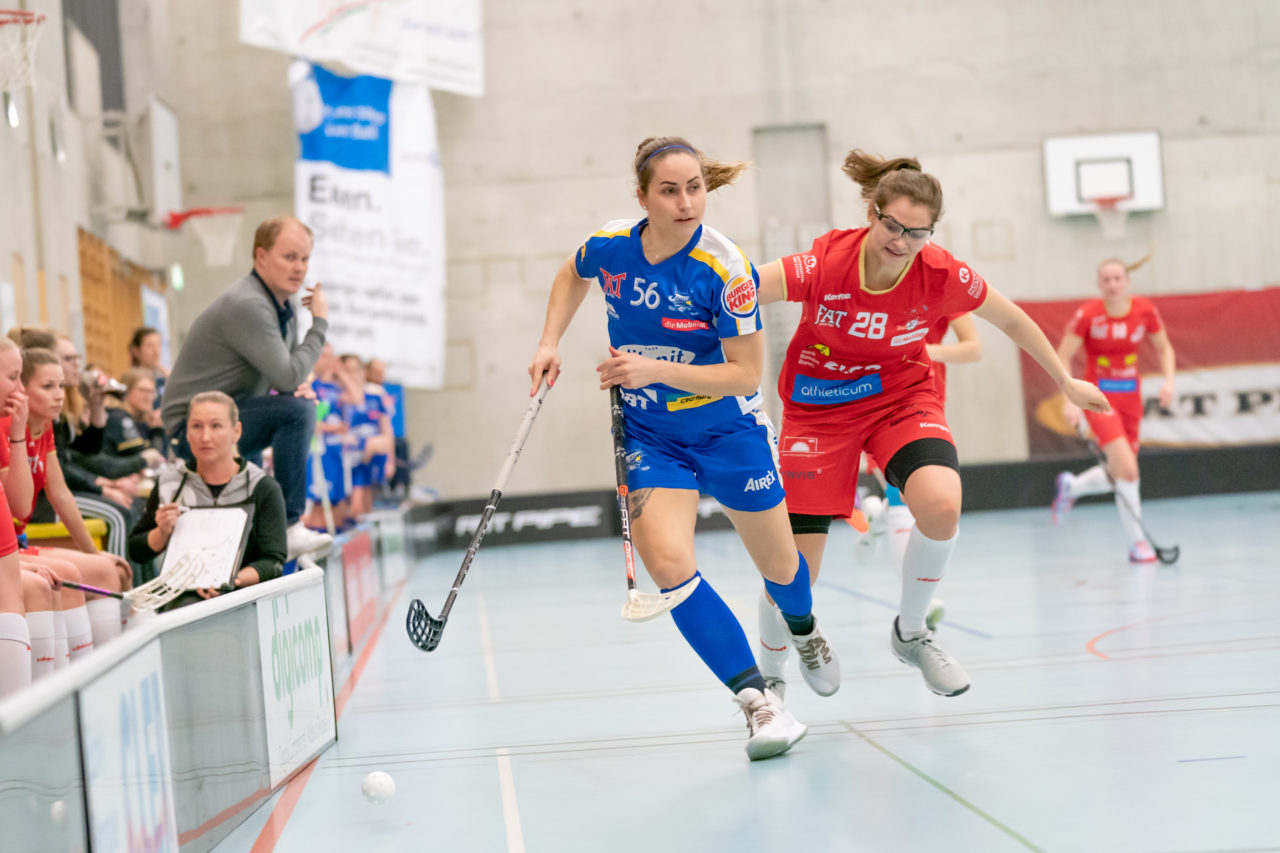 Oberseen (Winterthur), 16.02.2019, Unihockey Damen NLA 18. Runde, Red Ants Rychenberg Winterthur - Kloten-Dietlikon Jets, Tanja Stella (Nr. 56, Kloten-Dietlikon Jets) vor Luzia Kessler (Nr. 28, Red Ants Rychenberg Winterthur) am Ball

(Claudio Schwarz, unihockey-fotos.ch)

Copyright: Claudio Schwarz, unihockey-fotos.ch – Dieses Bild wurde durch swiss unihockey lizenziert und darf ausschliesslich auf den Online-Kanälen von swiss unihockey verwendet werden. Die redaktionelle oder kommerzielle Nutzung durch Dritte (Medien, Vereine, Unternehmen oder Privatpersonen) per Download von diesem flickr-Account ist ausgeschlossen. Das Bild kann bei Interesse via unihockey-fotos.ch kostenpflichtig lizenziert werden. unihockey-fotos.ch behält sich vor, fehlbaren Medien, Vereinen, Unternehmen oder Privatpersonen Bilder mit einem Zuschlag in Rechnung zu stellen.