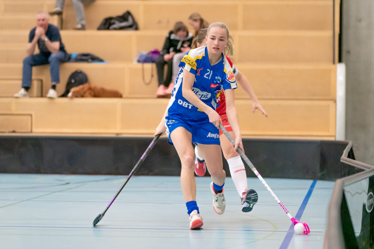 Oberseen (Winterthur), 16.02.2019, Unihockey Damen NLA 18. Runde, Red Ants Rychenberg Winterthur - Kloten-Dietlikon Jets, Elsa Frisk (Nr. 21, Kloten-Dietlikon Jets) am Ball

(Claudio Schwarz, unihockey-fotos.ch)

Copyright: Claudio Schwarz, unihockey-fotos.ch – Dieses Bild wurde durch swiss unihockey lizenziert und darf ausschliesslich auf den Online-Kanälen von swiss unihockey verwendet werden. Die redaktionelle oder kommerzielle Nutzung durch Dritte (Medien, Vereine, Unternehmen oder Privatpersonen) per Download von diesem flickr-Account ist ausgeschlossen. Das Bild kann bei Interesse via unihockey-fotos.ch kostenpflichtig lizenziert werden. unihockey-fotos.ch behält sich vor, fehlbaren Medien, Vereinen, Unternehmen oder Privatpersonen Bilder mit einem Zuschlag in Rechnung zu stellen.