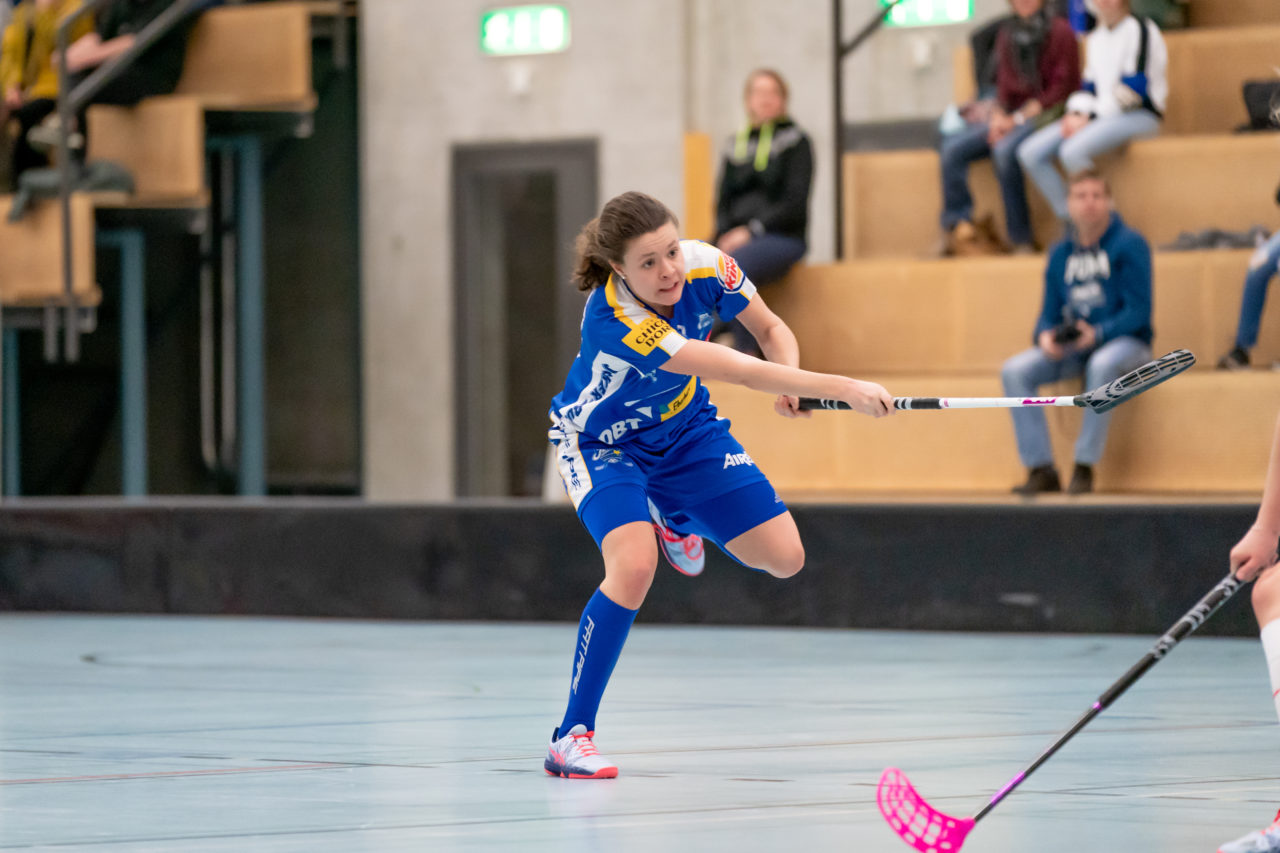 Oberseen (Winterthur), 16.02.2019, Unihockey Damen NLA 18. Runde, Red Ants Rychenberg Winterthur - Kloten-Dietlikon Jets, Isabelle Gerig (Nr. 23, Kloten-Dietlikon Jets) schiesst ein Tor

(Claudio Schwarz, unihockey-fotos.ch)

Copyright: Claudio Schwarz, unihockey-fotos.ch – Dieses Bild wurde durch swiss unihockey lizenziert und darf ausschliesslich auf den Online-Kanälen von swiss unihockey verwendet werden. Die redaktionelle oder kommerzielle Nutzung durch Dritte (Medien, Vereine, Unternehmen oder Privatpersonen) per Download von diesem flickr-Account ist ausgeschlossen. Das Bild kann bei Interesse via unihockey-fotos.ch kostenpflichtig lizenziert werden. unihockey-fotos.ch behält sich vor, fehlbaren Medien, Vereinen, Unternehmen oder Privatpersonen Bilder mit einem Zuschlag in Rechnung zu stellen.