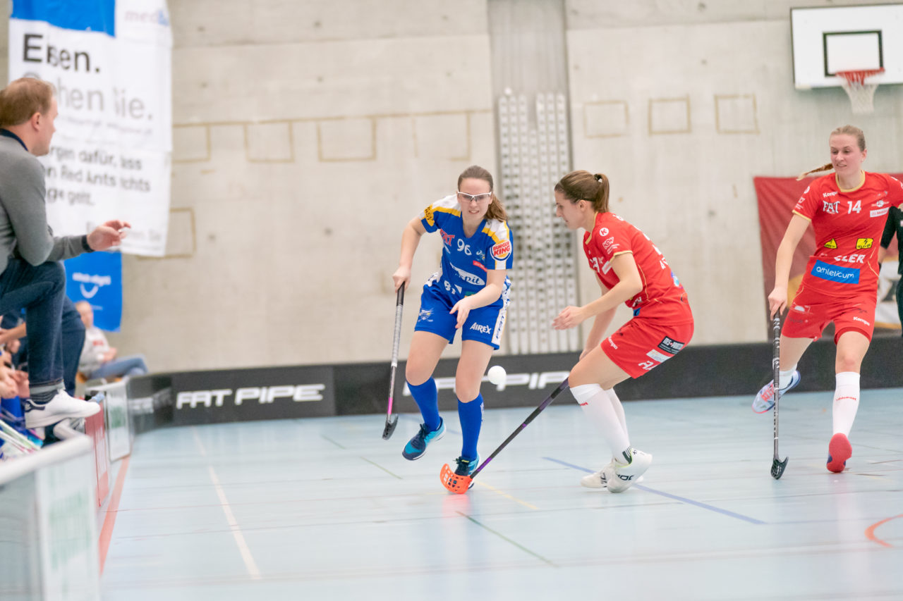 Oberseen (Winterthur), 16.02.2019, Unihockey Damen NLA 18. Runde, Red Ants Rychenberg Winterthur - Kloten-Dietlikon Jets, Ellenor Bengtsson (Nr. 96, Kloten-Dietlikon Jets) chippt den Ball weg

(Claudio Schwarz, unihockey-fotos.ch)

Copyright: Claudio Schwarz, unihockey-fotos.ch – Dieses Bild wurde durch swiss unihockey lizenziert und darf ausschliesslich auf den Online-Kanälen von swiss unihockey verwendet werden. Die redaktionelle oder kommerzielle Nutzung durch Dritte (Medien, Vereine, Unternehmen oder Privatpersonen) per Download von diesem flickr-Account ist ausgeschlossen. Das Bild kann bei Interesse via unihockey-fotos.ch kostenpflichtig lizenziert werden. unihockey-fotos.ch behält sich vor, fehlbaren Medien, Vereinen, Unternehmen oder Privatpersonen Bilder mit einem Zuschlag in Rechnung zu stellen.