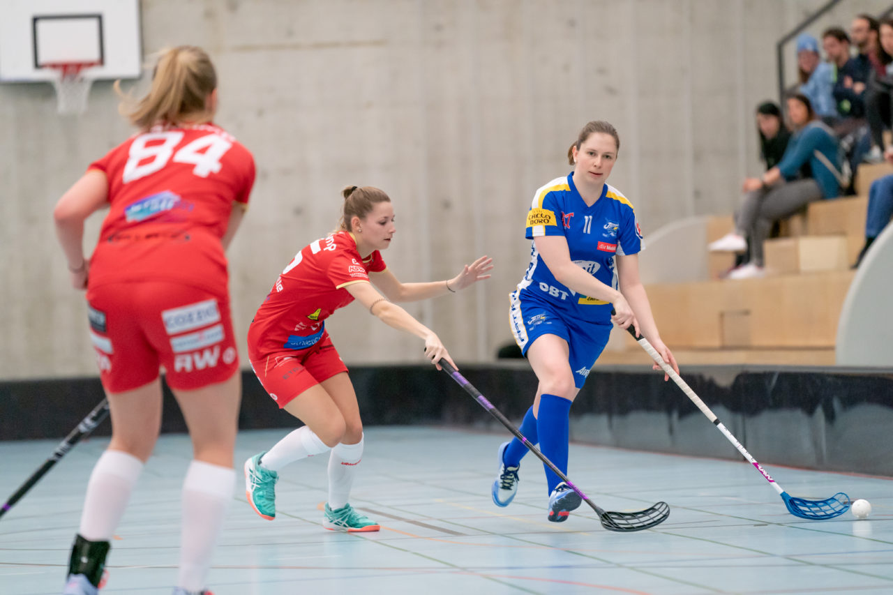 Oberseen (Winterthur), 16.02.2019, Unihockey Damen NLA 18. Runde, Red Ants Rychenberg Winterthur - Kloten-Dietlikon Jets, Laura Bürgi (Nr. 11, Kloten-Dietlikon Jets) am Ball

(Claudio Schwarz, unihockey-fotos.ch)

Copyright: Claudio Schwarz, unihockey-fotos.ch – Dieses Bild wurde durch swiss unihockey lizenziert und darf ausschliesslich auf den Online-Kanälen von swiss unihockey verwendet werden. Die redaktionelle oder kommerzielle Nutzung durch Dritte (Medien, Vereine, Unternehmen oder Privatpersonen) per Download von diesem flickr-Account ist ausgeschlossen. Das Bild kann bei Interesse via unihockey-fotos.ch kostenpflichtig lizenziert werden. unihockey-fotos.ch behält sich vor, fehlbaren Medien, Vereinen, Unternehmen oder Privatpersonen Bilder mit einem Zuschlag in Rechnung zu stellen.