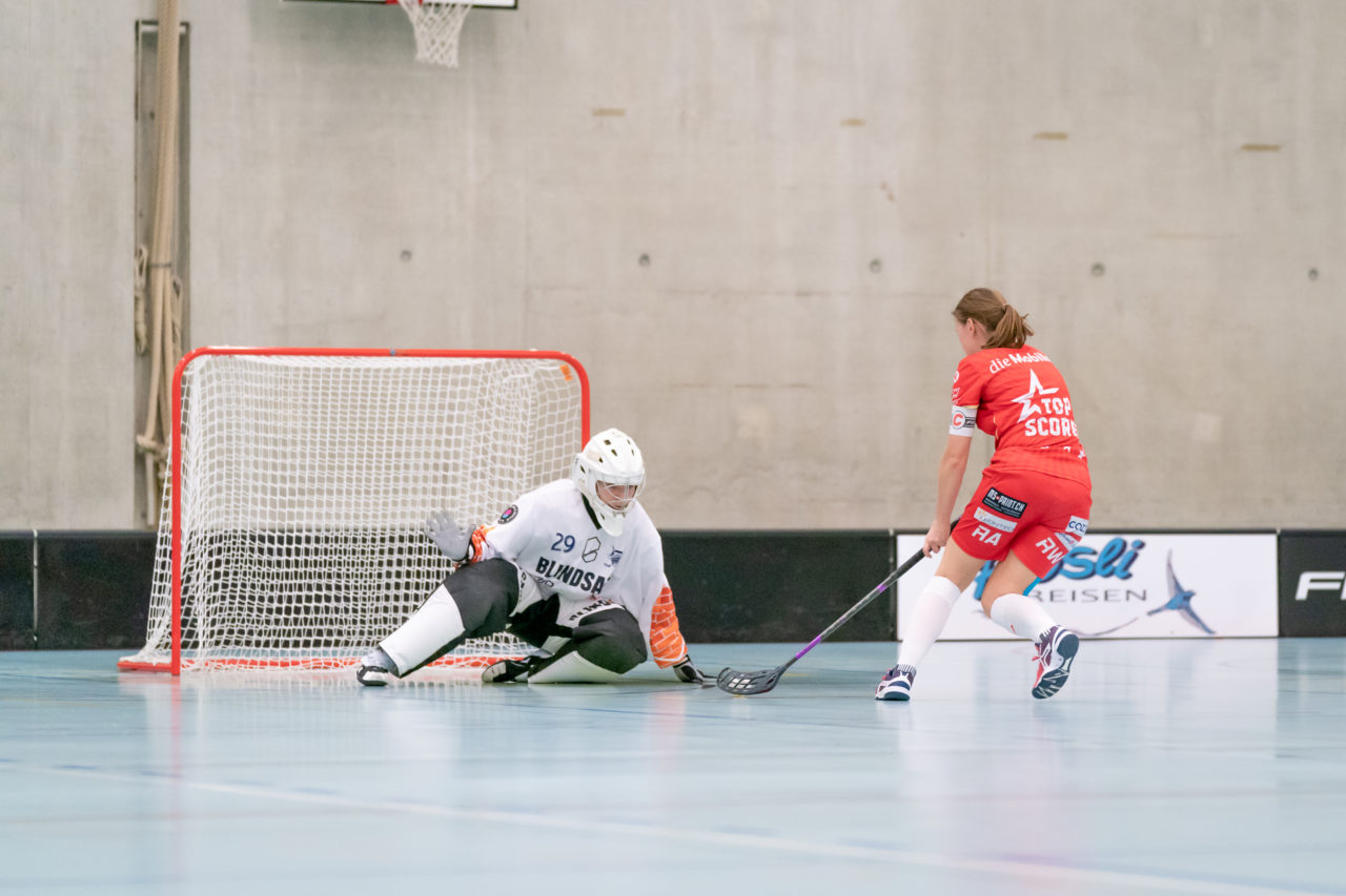 Oberseen (Winterthur), 16.02.2019, Unihockey Damen NLA 18. Runde, Red Ants Rychenberg Winterthur - Kloten-Dietlikon Jets, Alexandra Frick (Nr. 20, Red Ants Rychenberg Winterthur) beim Penalty gegen Monika Schmid (Nr. 29, Kloten-Dietlikon Jets)

(Claudio Schwarz, unihockey-fotos.ch)

Copyright: Claudio Schwarz, unihockey-fotos.ch – Dieses Bild wurde durch swiss unihockey lizenziert und darf ausschliesslich auf den Online-Kanälen von swiss unihockey verwendet werden. Die redaktionelle oder kommerzielle Nutzung durch Dritte (Medien, Vereine, Unternehmen oder Privatpersonen) per Download von diesem flickr-Account ist ausgeschlossen. Das Bild kann bei Interesse via unihockey-fotos.ch kostenpflichtig lizenziert werden. unihockey-fotos.ch behält sich vor, fehlbaren Medien, Vereinen, Unternehmen oder Privatpersonen Bilder mit einem Zuschlag in Rechnung zu stellen.
