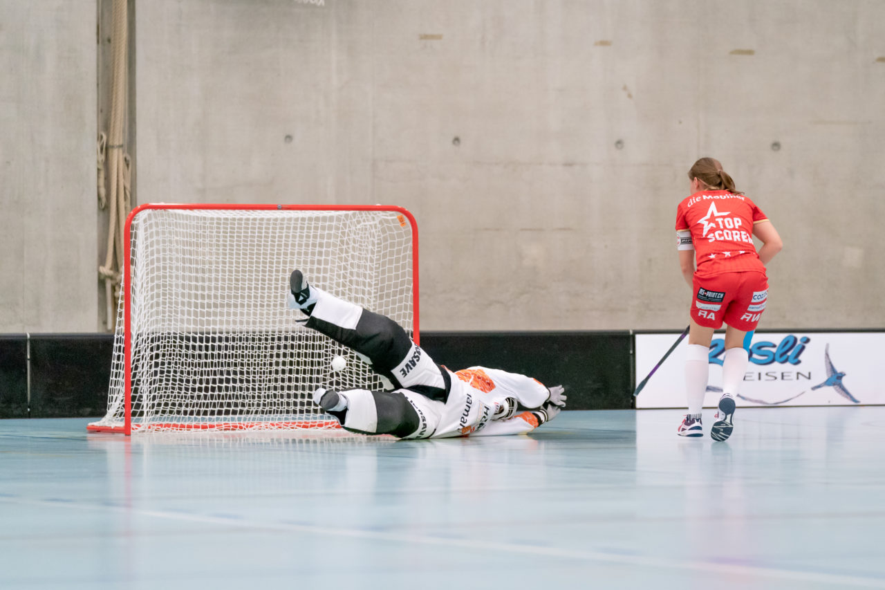 Oberseen (Winterthur), 16.02.2019, Unihockey Damen NLA 18. Runde, Red Ants Rychenberg Winterthur - Kloten-Dietlikon Jets, Alexandra Frick (Nr. 20, Red Ants Rychenberg Winterthur) verwandelt den Penalty gegen Monika Schmid (Nr. 29, Kloten-Dietlikon Jets)

(Claudio Schwarz, unihockey-fotos.ch)

Copyright: Claudio Schwarz, unihockey-fotos.ch – Dieses Bild wurde durch swiss unihockey lizenziert und darf ausschliesslich auf den Online-Kanälen von swiss unihockey verwendet werden. Die redaktionelle oder kommerzielle Nutzung durch Dritte (Medien, Vereine, Unternehmen oder Privatpersonen) per Download von diesem flickr-Account ist ausgeschlossen. Das Bild kann bei Interesse via unihockey-fotos.ch kostenpflichtig lizenziert werden. unihockey-fotos.ch behält sich vor, fehlbaren Medien, Vereinen, Unternehmen oder Privatpersonen Bilder mit einem Zuschlag in Rechnung zu stellen.