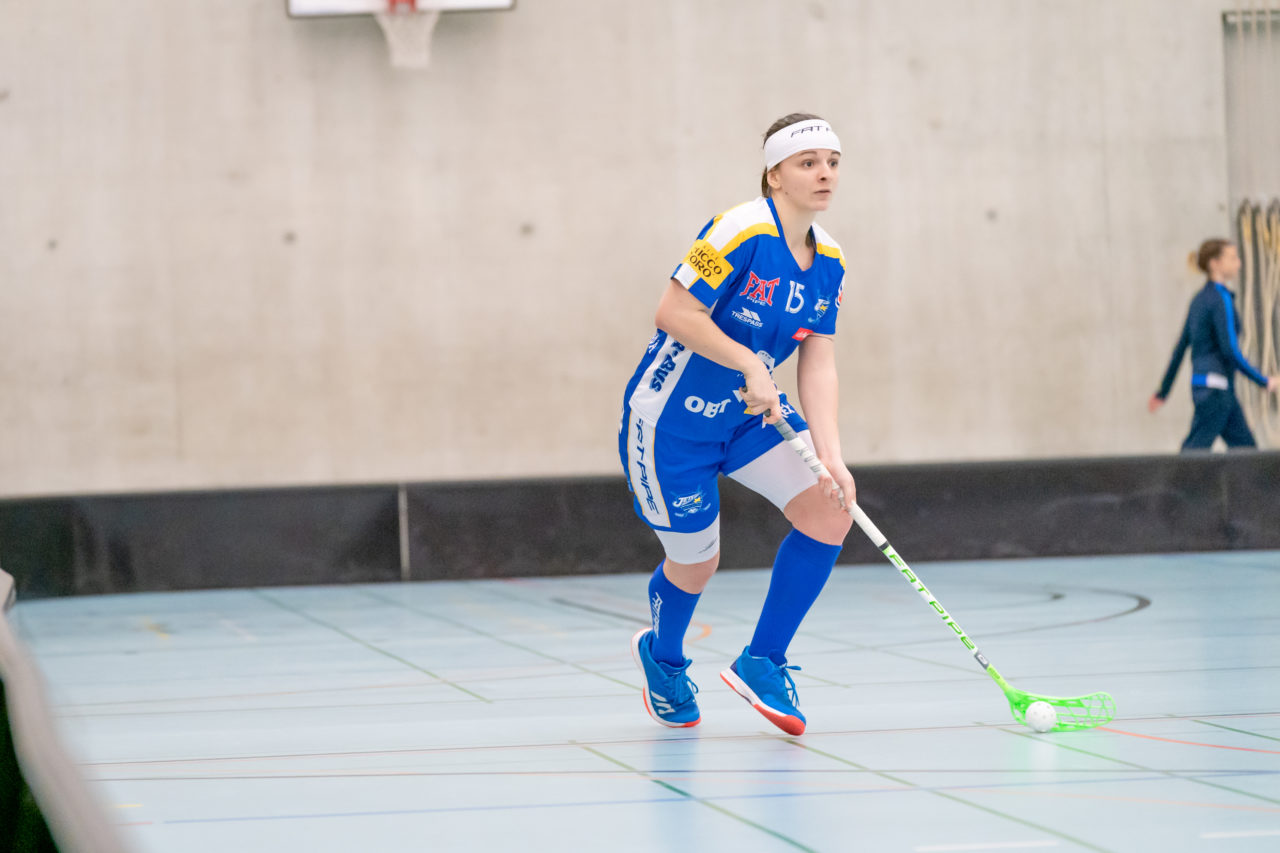 Oberseen (Winterthur), 16.02.2019, Unihockey Damen NLA 18. Runde, Red Ants Rychenberg Winterthur - Kloten-Dietlikon Jets, Natalie Martinakova (Nr. 15, Kloten-Dietlikon Jets) am Ball

(Claudio Schwarz, unihockey-fotos.ch)

Copyright: Claudio Schwarz, unihockey-fotos.ch – Dieses Bild wurde durch swiss unihockey lizenziert und darf ausschliesslich auf den Online-Kanälen von swiss unihockey verwendet werden. Die redaktionelle oder kommerzielle Nutzung durch Dritte (Medien, Vereine, Unternehmen oder Privatpersonen) per Download von diesem flickr-Account ist ausgeschlossen. Das Bild kann bei Interesse via unihockey-fotos.ch kostenpflichtig lizenziert werden. unihockey-fotos.ch behält sich vor, fehlbaren Medien, Vereinen, Unternehmen oder Privatpersonen Bilder mit einem Zuschlag in Rechnung zu stellen.