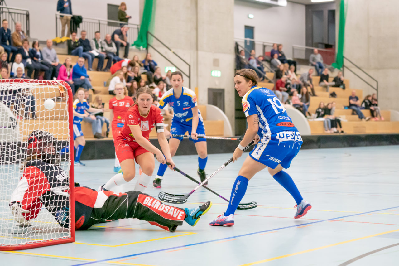 Oberseen (Winterthur), 16.02.2019, Unihockey Damen NLA 18. Runde, Red Ants Rychenberg Winterthur - Kloten-Dietlikon Jets, Julia Suter (Nr. 19, Kloten-Dietlikon Jets) vergibt eine Chance vor Nicole Heer (Nr. 71, Red Ants Rychenberg Winterthur)

(Claudio Schwarz, unihockey-fotos.ch)

Copyright: Claudio Schwarz, unihockey-fotos.ch – Dieses Bild wurde durch swiss unihockey lizenziert und darf ausschliesslich auf den Online-Kanälen von swiss unihockey verwendet werden. Die redaktionelle oder kommerzielle Nutzung durch Dritte (Medien, Vereine, Unternehmen oder Privatpersonen) per Download von diesem flickr-Account ist ausgeschlossen. Das Bild kann bei Interesse via unihockey-fotos.ch kostenpflichtig lizenziert werden. unihockey-fotos.ch behält sich vor, fehlbaren Medien, Vereinen, Unternehmen oder Privatpersonen Bilder mit einem Zuschlag in Rechnung zu stellen.