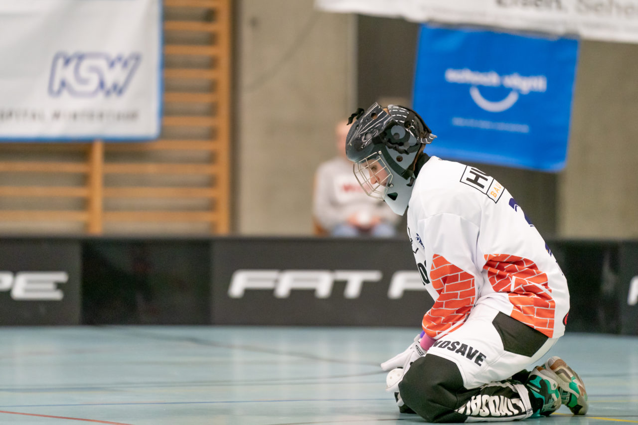 Oberseen (Winterthur), 16.02.2019, Unihockey Damen NLA 18. Runde, Red Ants Rychenberg Winterthur - Kloten-Dietlikon Jets, Kim Buchs (Nr. 38, Kloten-Dietlikon Jets) hält den Ball fest

(Claudio Schwarz, unihockey-fotos.ch)

Copyright: Claudio Schwarz, unihockey-fotos.ch – Dieses Bild wurde durch swiss unihockey lizenziert und darf ausschliesslich auf den Online-Kanälen von swiss unihockey verwendet werden. Die redaktionelle oder kommerzielle Nutzung durch Dritte (Medien, Vereine, Unternehmen oder Privatpersonen) per Download von diesem flickr-Account ist ausgeschlossen. Das Bild kann bei Interesse via unihockey-fotos.ch kostenpflichtig lizenziert werden. unihockey-fotos.ch behält sich vor, fehlbaren Medien, Vereinen, Unternehmen oder Privatpersonen Bilder mit einem Zuschlag in Rechnung zu stellen.