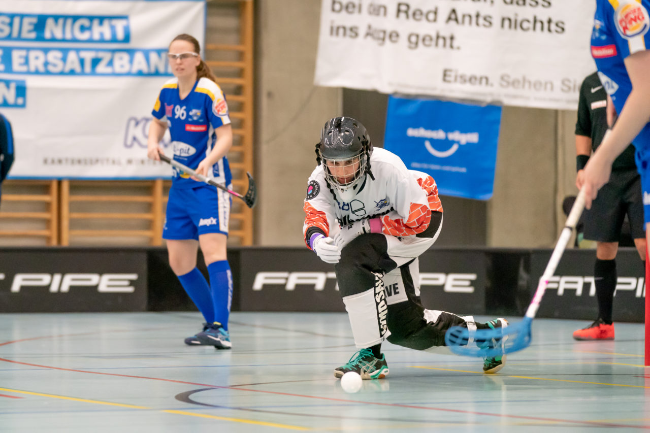 Oberseen (Winterthur), 16.02.2019, Unihockey Damen NLA 18. Runde, Red Ants Rychenberg Winterthur - Kloten-Dietlikon Jets, Kim Buchs (Nr. 38, Kloten-Dietlikon Jets) wirft den Ball aus

(Claudio Schwarz, unihockey-fotos.ch)

Copyright: Claudio Schwarz, unihockey-fotos.ch – Dieses Bild wurde durch swiss unihockey lizenziert und darf ausschliesslich auf den Online-Kanälen von swiss unihockey verwendet werden. Die redaktionelle oder kommerzielle Nutzung durch Dritte (Medien, Vereine, Unternehmen oder Privatpersonen) per Download von diesem flickr-Account ist ausgeschlossen. Das Bild kann bei Interesse via unihockey-fotos.ch kostenpflichtig lizenziert werden. unihockey-fotos.ch behält sich vor, fehlbaren Medien, Vereinen, Unternehmen oder Privatpersonen Bilder mit einem Zuschlag in Rechnung zu stellen.