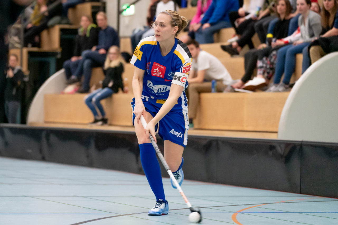 Oberseen (Winterthur), 16.02.2019, Unihockey Damen NLA 18. Runde, Red Ants Rychenberg Winterthur - Kloten-Dietlikon Jets, Michelle Wiki (Nr. 6, Kloten-Dietlikon Jets) am Ball

(Claudio Schwarz, unihockey-fotos.ch)

Copyright: Claudio Schwarz, unihockey-fotos.ch – Dieses Bild wurde durch swiss unihockey lizenziert und darf ausschliesslich auf den Online-Kanälen von swiss unihockey verwendet werden. Die redaktionelle oder kommerzielle Nutzung durch Dritte (Medien, Vereine, Unternehmen oder Privatpersonen) per Download von diesem flickr-Account ist ausgeschlossen. Das Bild kann bei Interesse via unihockey-fotos.ch kostenpflichtig lizenziert werden. unihockey-fotos.ch behält sich vor, fehlbaren Medien, Vereinen, Unternehmen oder Privatpersonen Bilder mit einem Zuschlag in Rechnung zu stellen.