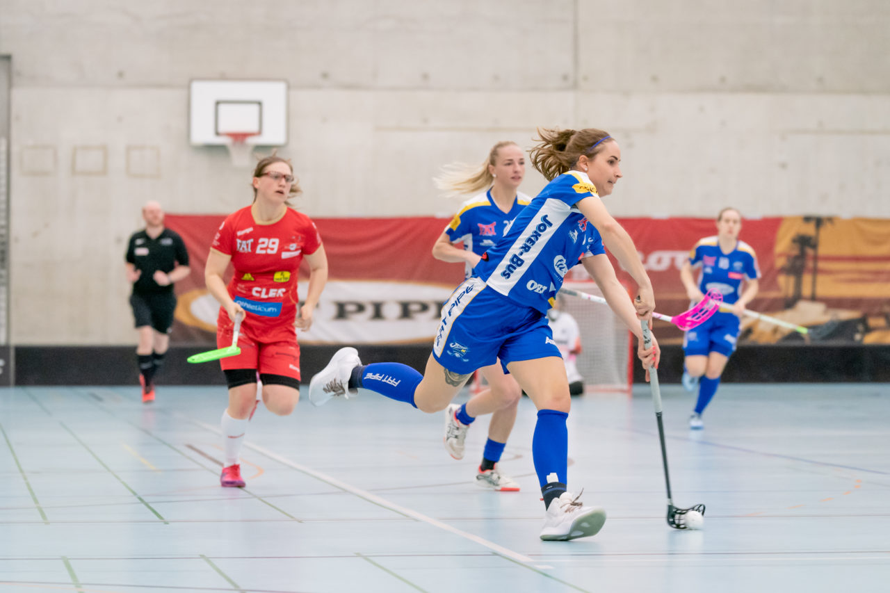 Oberseen (Winterthur), 16.02.2019, Unihockey Damen NLA 18. Runde, Red Ants Rychenberg Winterthur - Kloten-Dietlikon Jets, Tanja Stella (Nr. 56, Kloten-Dietlikon Jets) spielt einen Ball

(Claudio Schwarz, unihockey-fotos.ch)

Copyright: Claudio Schwarz, unihockey-fotos.ch – Dieses Bild wurde durch swiss unihockey lizenziert und darf ausschliesslich auf den Online-Kanälen von swiss unihockey verwendet werden. Die redaktionelle oder kommerzielle Nutzung durch Dritte (Medien, Vereine, Unternehmen oder Privatpersonen) per Download von diesem flickr-Account ist ausgeschlossen. Das Bild kann bei Interesse via unihockey-fotos.ch kostenpflichtig lizenziert werden. unihockey-fotos.ch behält sich vor, fehlbaren Medien, Vereinen, Unternehmen oder Privatpersonen Bilder mit einem Zuschlag in Rechnung zu stellen.