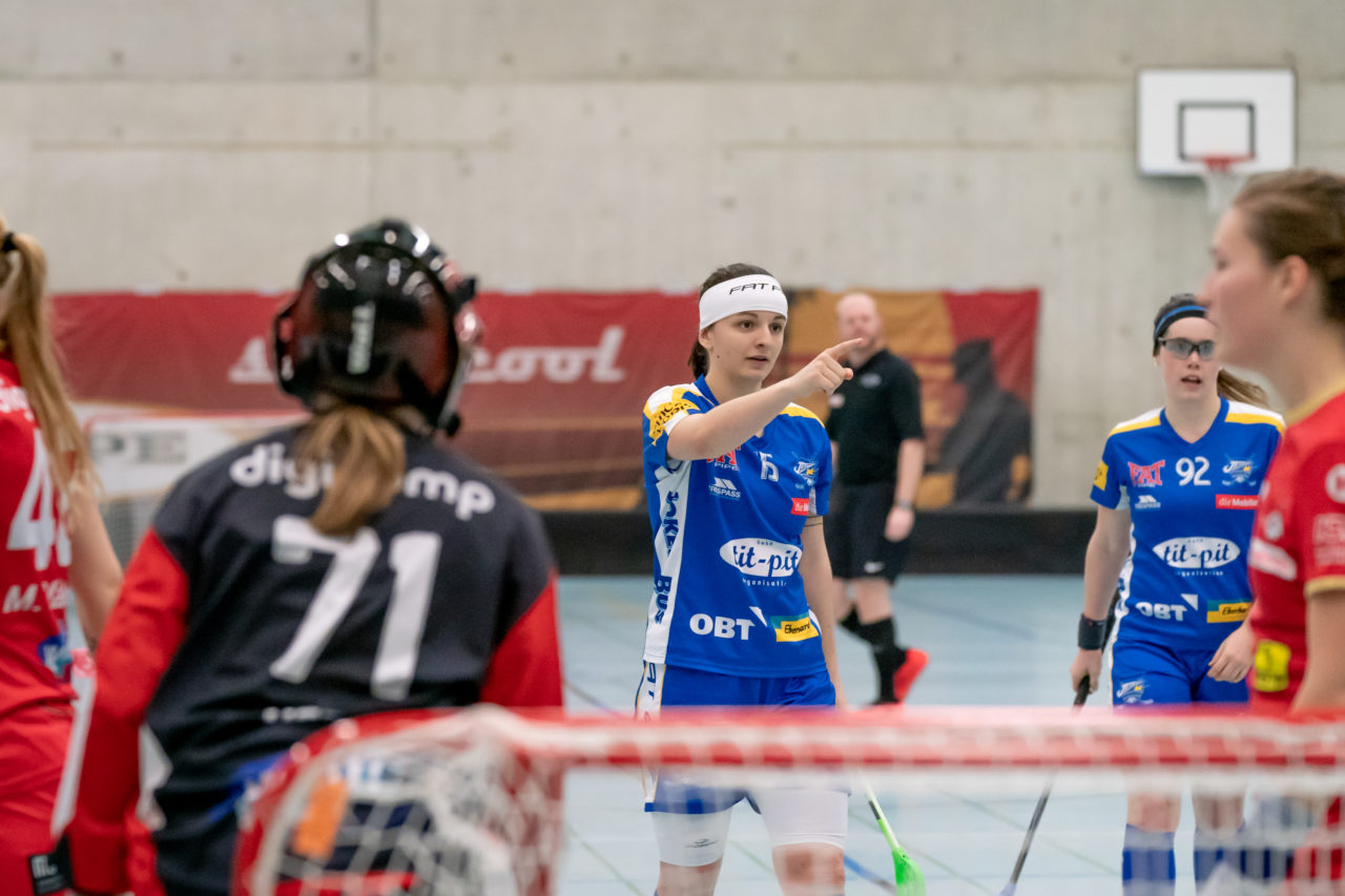 Oberseen (Winterthur), 16.02.2019, Unihockey Damen NLA 18. Runde, Red Ants Rychenberg Winterthur - Kloten-Dietlikon Jets, Natalie Martinakova (Nr. 15, Kloten-Dietlikon Jets) schoss das 6:1

(Claudio Schwarz, unihockey-fotos.ch)

Copyright: Claudio Schwarz, unihockey-fotos.ch – Dieses Bild wurde durch swiss unihockey lizenziert und darf ausschliesslich auf den Online-Kanälen von swiss unihockey verwendet werden. Die redaktionelle oder kommerzielle Nutzung durch Dritte (Medien, Vereine, Unternehmen oder Privatpersonen) per Download von diesem flickr-Account ist ausgeschlossen. Das Bild kann bei Interesse via unihockey-fotos.ch kostenpflichtig lizenziert werden. unihockey-fotos.ch behält sich vor, fehlbaren Medien, Vereinen, Unternehmen oder Privatpersonen Bilder mit einem Zuschlag in Rechnung zu stellen.