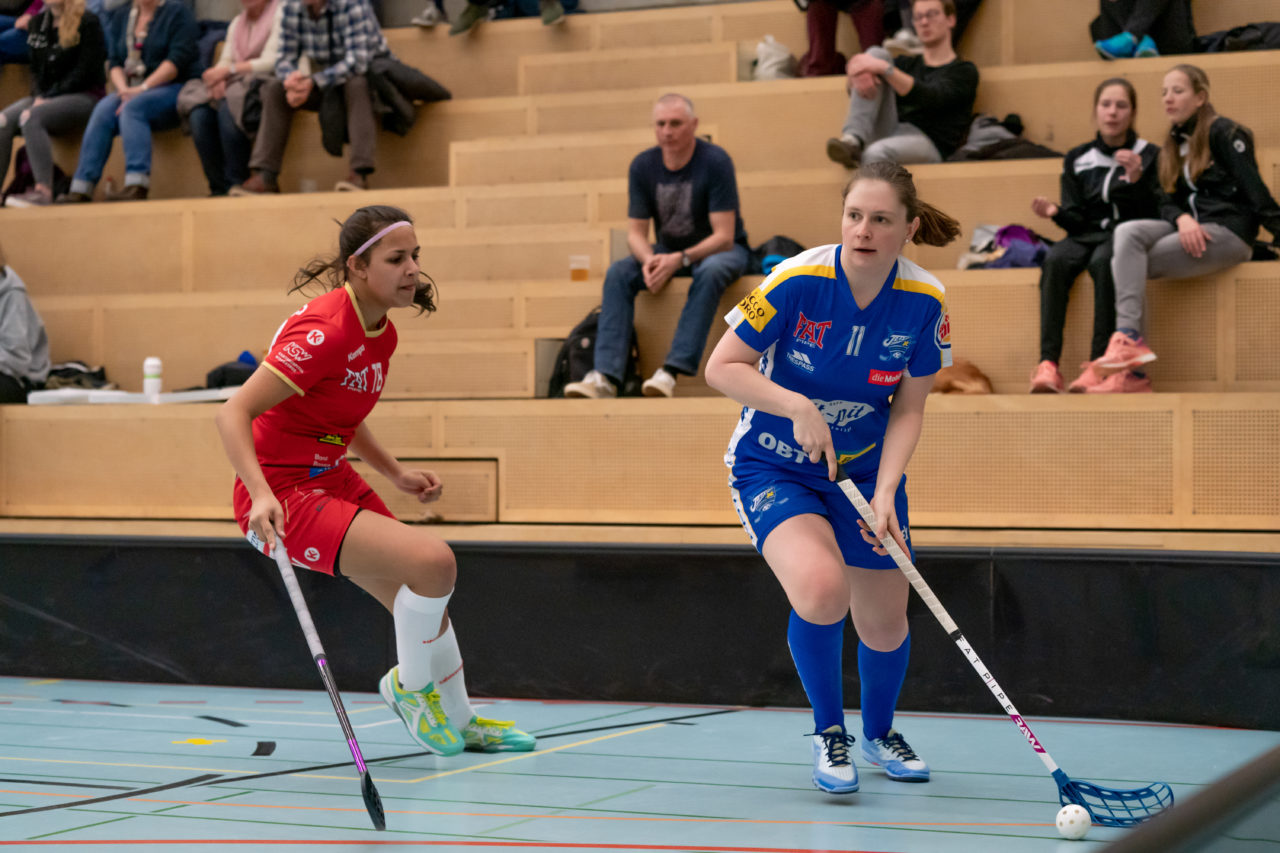 Oberseen (Winterthur), 16.02.2019, Unihockey Damen NLA 18. Runde, Red Ants Rychenberg Winterthur - Kloten-Dietlikon Jets, Laura Bürgi (Nr. 11, Kloten-Dietlikon Jets) am Ball

(Claudio Schwarz, unihockey-fotos.ch)

Copyright: Claudio Schwarz, unihockey-fotos.ch – Dieses Bild wurde durch swiss unihockey lizenziert und darf ausschliesslich auf den Online-Kanälen von swiss unihockey verwendet werden. Die redaktionelle oder kommerzielle Nutzung durch Dritte (Medien, Vereine, Unternehmen oder Privatpersonen) per Download von diesem flickr-Account ist ausgeschlossen. Das Bild kann bei Interesse via unihockey-fotos.ch kostenpflichtig lizenziert werden. unihockey-fotos.ch behält sich vor, fehlbaren Medien, Vereinen, Unternehmen oder Privatpersonen Bilder mit einem Zuschlag in Rechnung zu stellen.