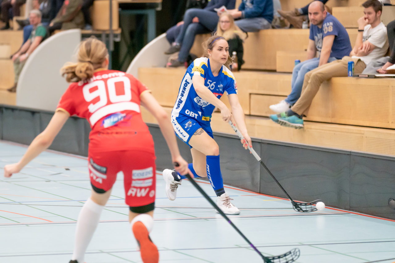 Oberseen (Winterthur), 16.02.2019, Unihockey Damen NLA 18. Runde, Red Ants Rychenberg Winterthur - Kloten-Dietlikon Jets, Tanja Stella (Nr. 56, Kloten-Dietlikon Jets) spielt einen Pass

(Claudio Schwarz, unihockey-fotos.ch)

Copyright: Claudio Schwarz, unihockey-fotos.ch – Dieses Bild wurde durch swiss unihockey lizenziert und darf ausschliesslich auf den Online-Kanälen von swiss unihockey verwendet werden. Die redaktionelle oder kommerzielle Nutzung durch Dritte (Medien, Vereine, Unternehmen oder Privatpersonen) per Download von diesem flickr-Account ist ausgeschlossen. Das Bild kann bei Interesse via unihockey-fotos.ch kostenpflichtig lizenziert werden. unihockey-fotos.ch behält sich vor, fehlbaren Medien, Vereinen, Unternehmen oder Privatpersonen Bilder mit einem Zuschlag in Rechnung zu stellen.