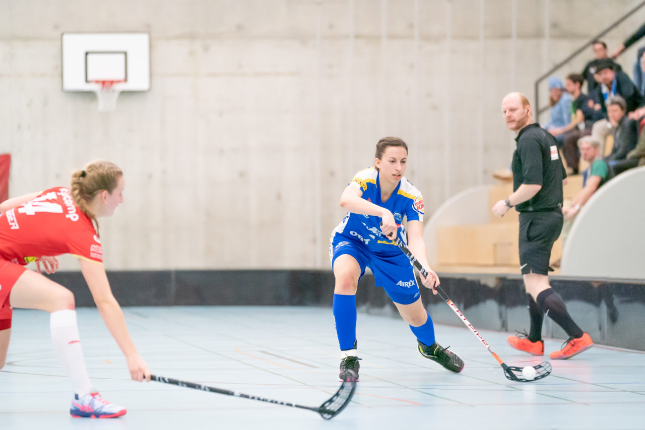 Oberseen (Winterthur), 16.02.2019, Unihockey Damen NLA 18. Runde, Red Ants Rychenberg Winterthur - Kloten-Dietlikon Jets, Andrea Gämperli (Nr. 5, Kloten-Dietlikon Jets) spielt einen Pass

(Claudio Schwarz, unihockey-fotos.ch)

Copyright: Claudio Schwarz, unihockey-fotos.ch – Dieses Bild wurde durch swiss unihockey lizenziert und darf ausschliesslich auf den Online-Kanälen von swiss unihockey verwendet werden. Die redaktionelle oder kommerzielle Nutzung durch Dritte (Medien, Vereine, Unternehmen oder Privatpersonen) per Download von diesem flickr-Account ist ausgeschlossen. Das Bild kann bei Interesse via unihockey-fotos.ch kostenpflichtig lizenziert werden. unihockey-fotos.ch behält sich vor, fehlbaren Medien, Vereinen, Unternehmen oder Privatpersonen Bilder mit einem Zuschlag in Rechnung zu stellen.