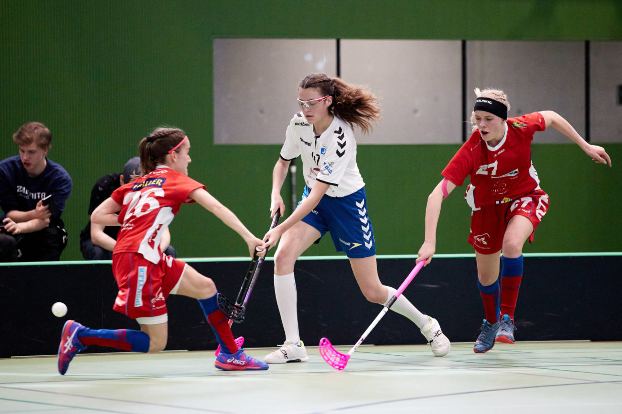 Juniorinnen U21B Qualifikationsspiele der Gruppensieger 3. Spiel 
Zug United - UHC Lok Reinach Resultat 7:5 am 24. März 2019 in der Sporthalle der Kantonsschule Zug 
Bild: Michael Peter
