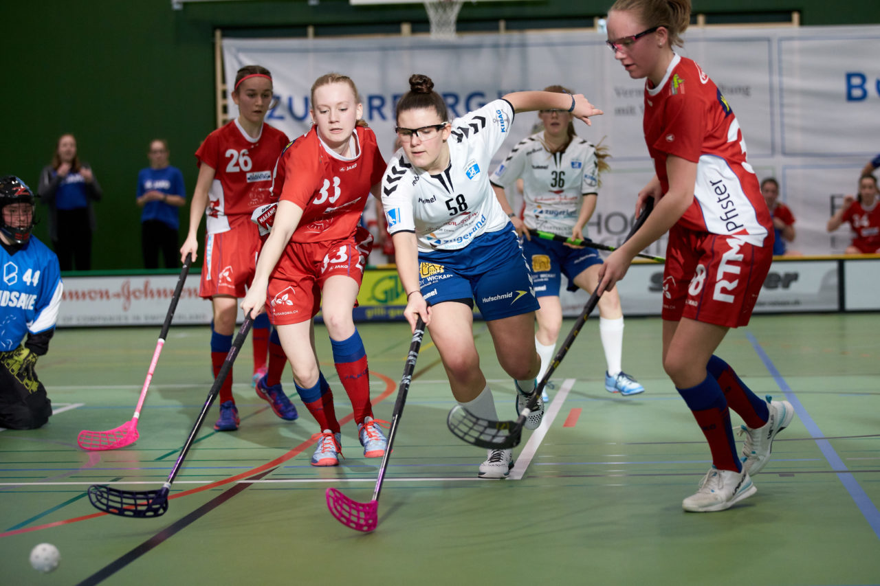 Juniorinnen U21B Qualifikationsspiele der Gruppensieger 3. Spiel 
Zug United - UHC Lok Reinach Resultat 7:5 am 24. März 2019 in der Sporthalle der Kantonsschule Zug 
Bild: Michael Peter